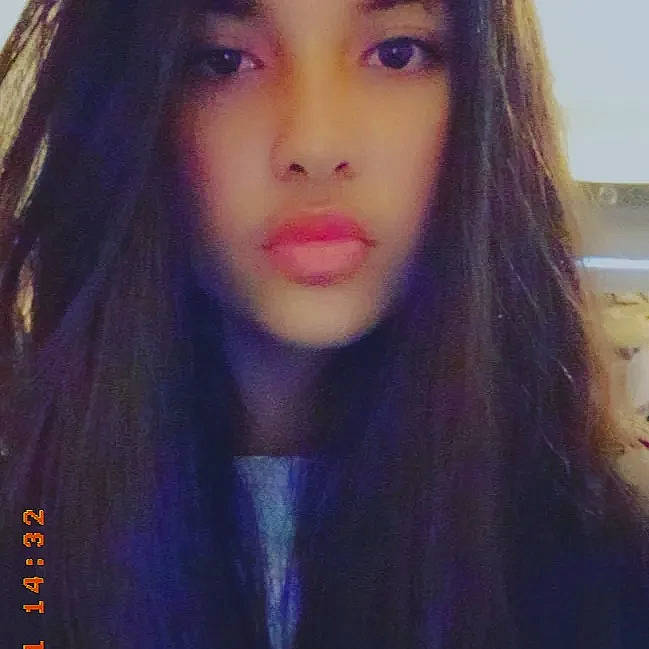 Sarah participe au concours pour gagner de l'argent avec cette photo : black_hair, cheek, cool, eye_liner, eyebrow, eyelash, forehead, iris, jaw, layered_hair, lip, lipstick, liver, mouth, neck, nose, person, purple, tints_and_shades, violet