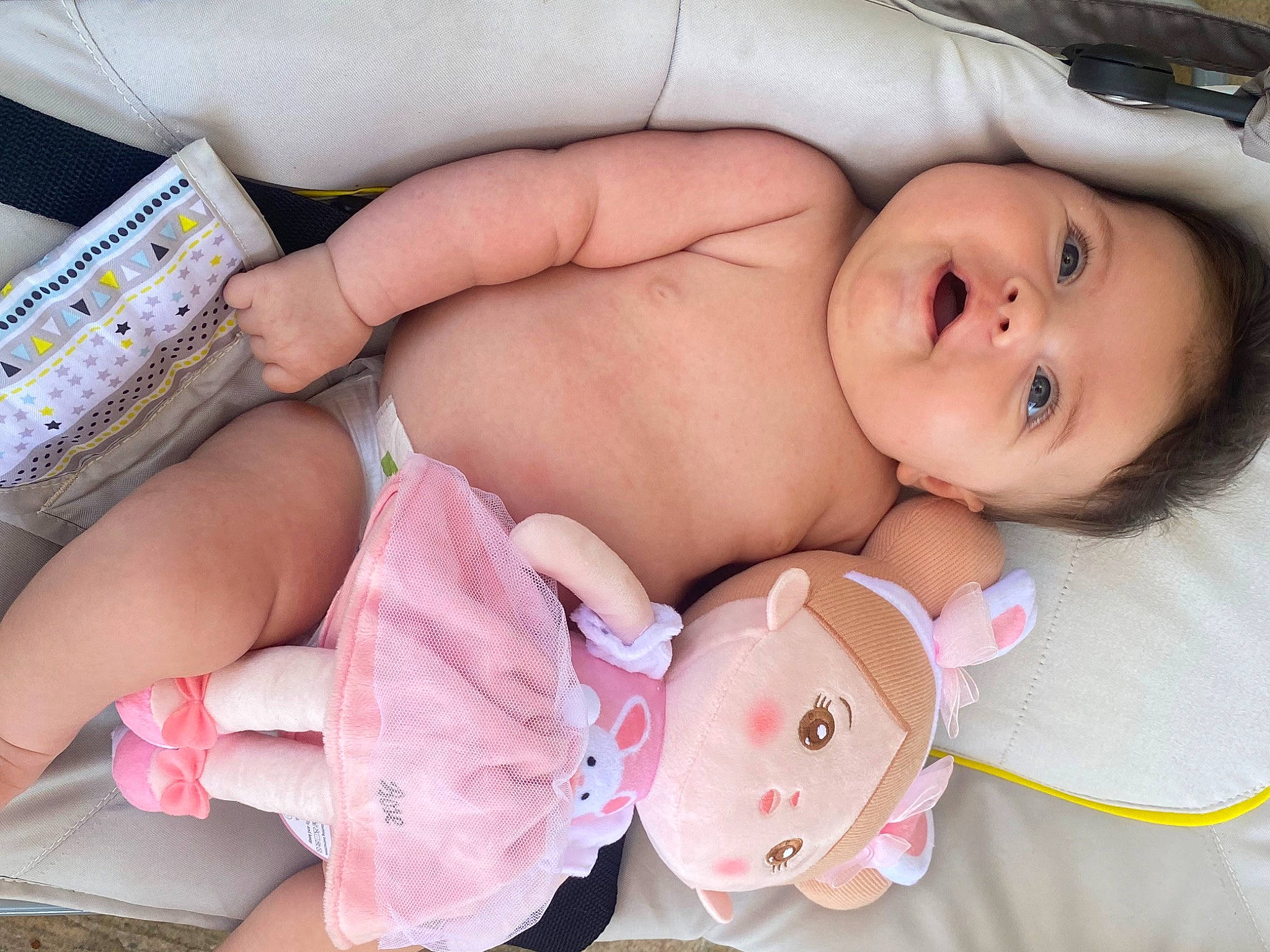 Rose participe au concours pour gagner de l'argent avec cette photo : baby, baby_toddler_clothing, cheek, chest, comfort, diaper, finger, hand, human_body, leg, mouth, muscle, nail, person, pink, skin, stomach, textile, thigh, thumb