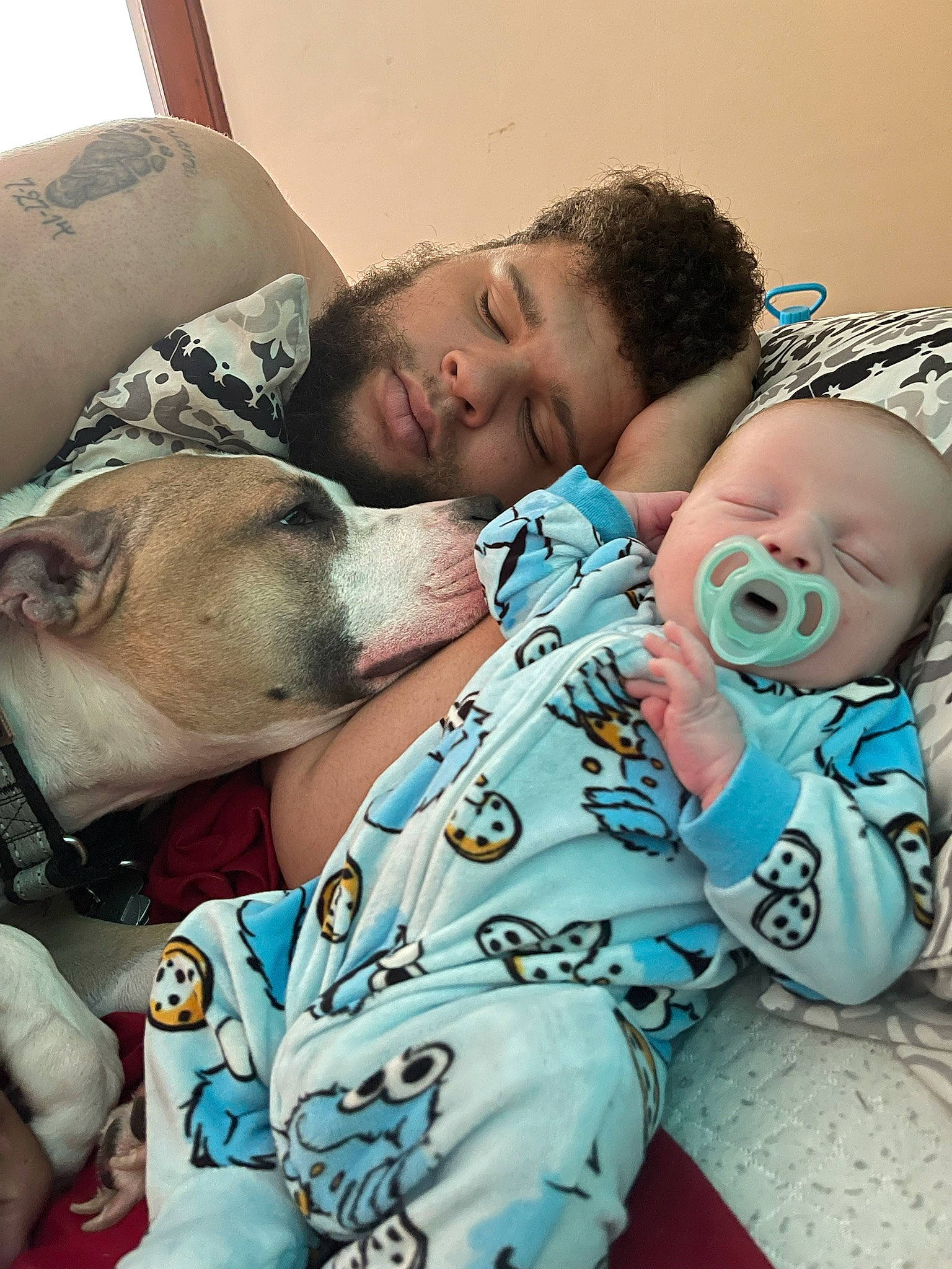 Juwan is registered to the contest to win money with this photo: arm, carnivore, child, comfort, cool, couch, event, eye, face, facial_expression, happy, human, interaction, mammal, mouth, muscle, neck, person, skin, smile