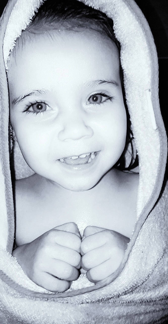 Laurena a rejoint le concours — aidez-le/la à gagner de superbes lots ! beauty, black_and_white, cheek, child, child_model, chin, eye, eyebrow, face, facial_expression, forehead, head, joy, lip, mouth, nose, organ, person, photograph, skin