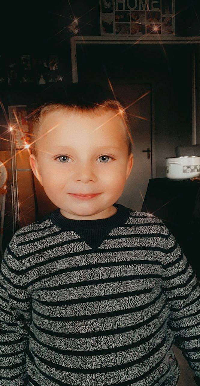 Calvin participe au concours pour gagner de l'argent avec cette photo : black_hair, cheek, child, chin, eye, eyebrow, face, forehead, hair, hairstyle, head, joy, lip, neck, nose, outerwear, person, portrait, portrait_photography, skin