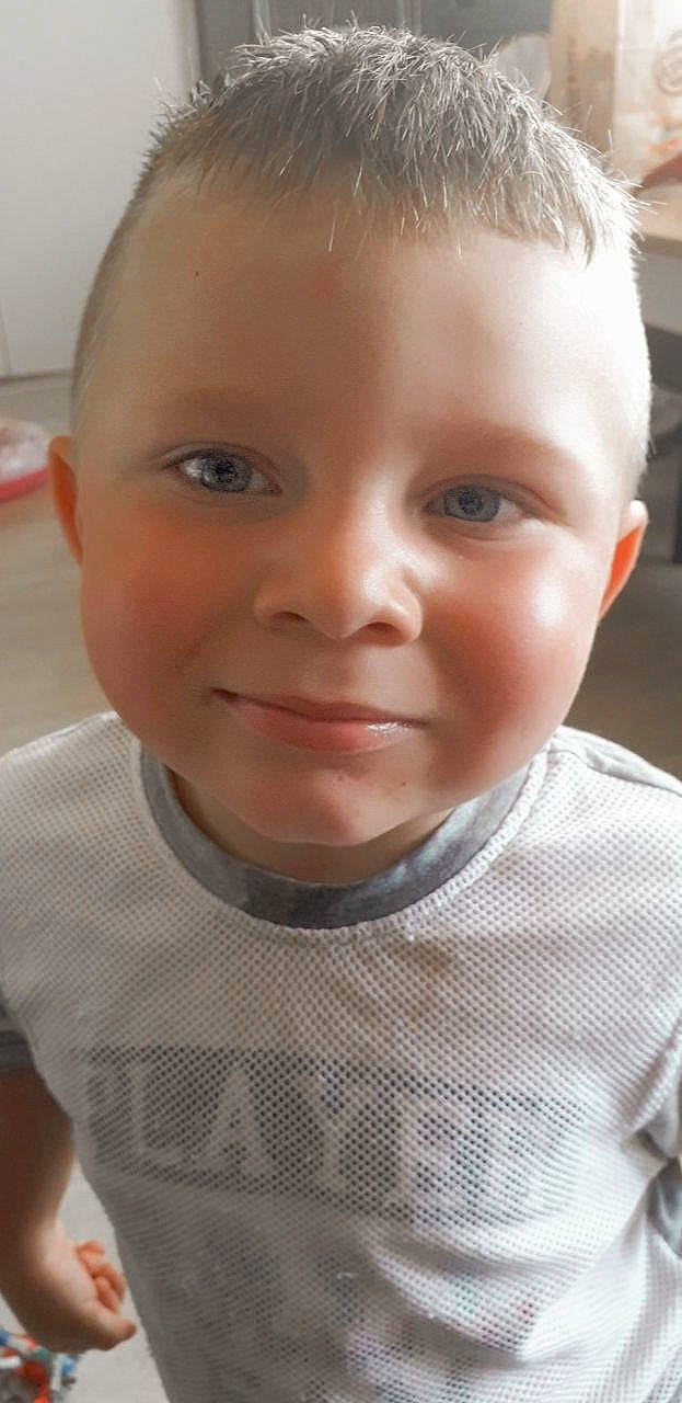 Calvin a rejoint le concours — aidez-le/la à gagner de superbes lots ! baby, cheek, child, chin, close_up, eye, eyebrow, face, facial_expression, forehead, hair, hairstyle, head, joy, lip, mouth, neck, nose, person, skin