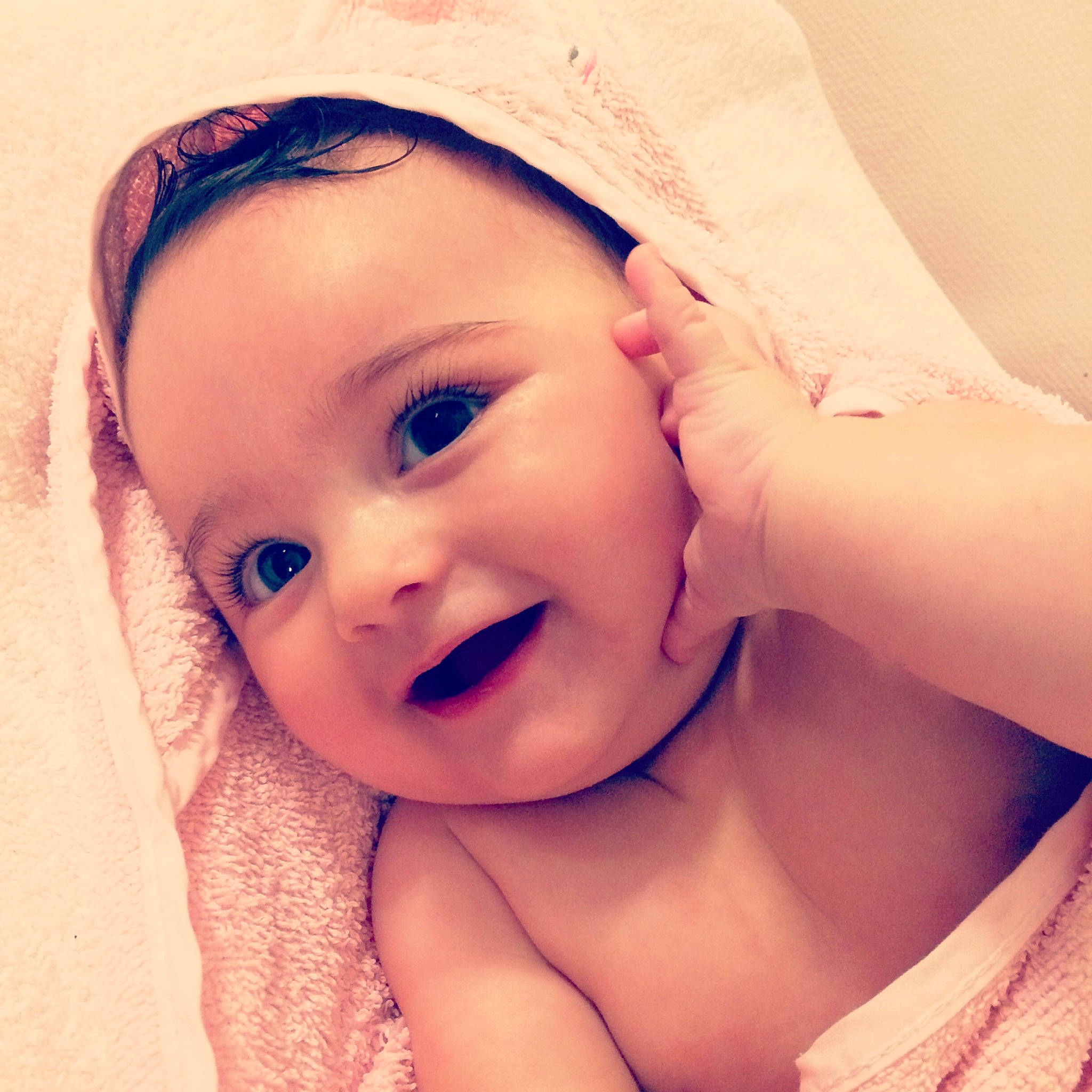 Dina a rejoint le concours — aidez-le/la à gagner de superbes lots ! baby, beauty, cheek, child, chin, close_up, ear, eye, eyebrow, eyelash, face, forehead, hair, head, lip, mouth, nose, person, pink, skin