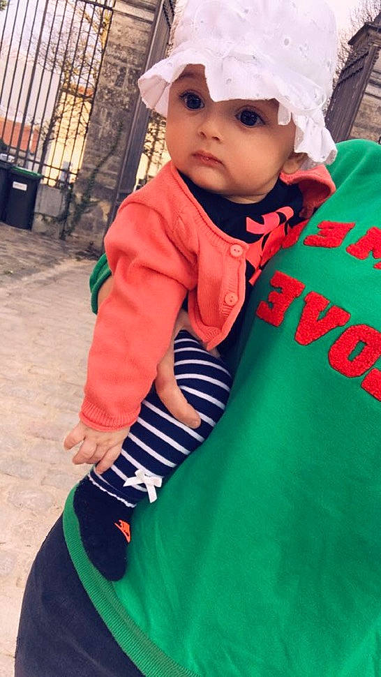 Dina a rejoint le concours — aidez-le/la à gagner de superbes lots ! baby, child, cool, costume, green, head, headgear, hood, hoodie, outerwear, person, play, sleeve, smile, t_shirt, toddler