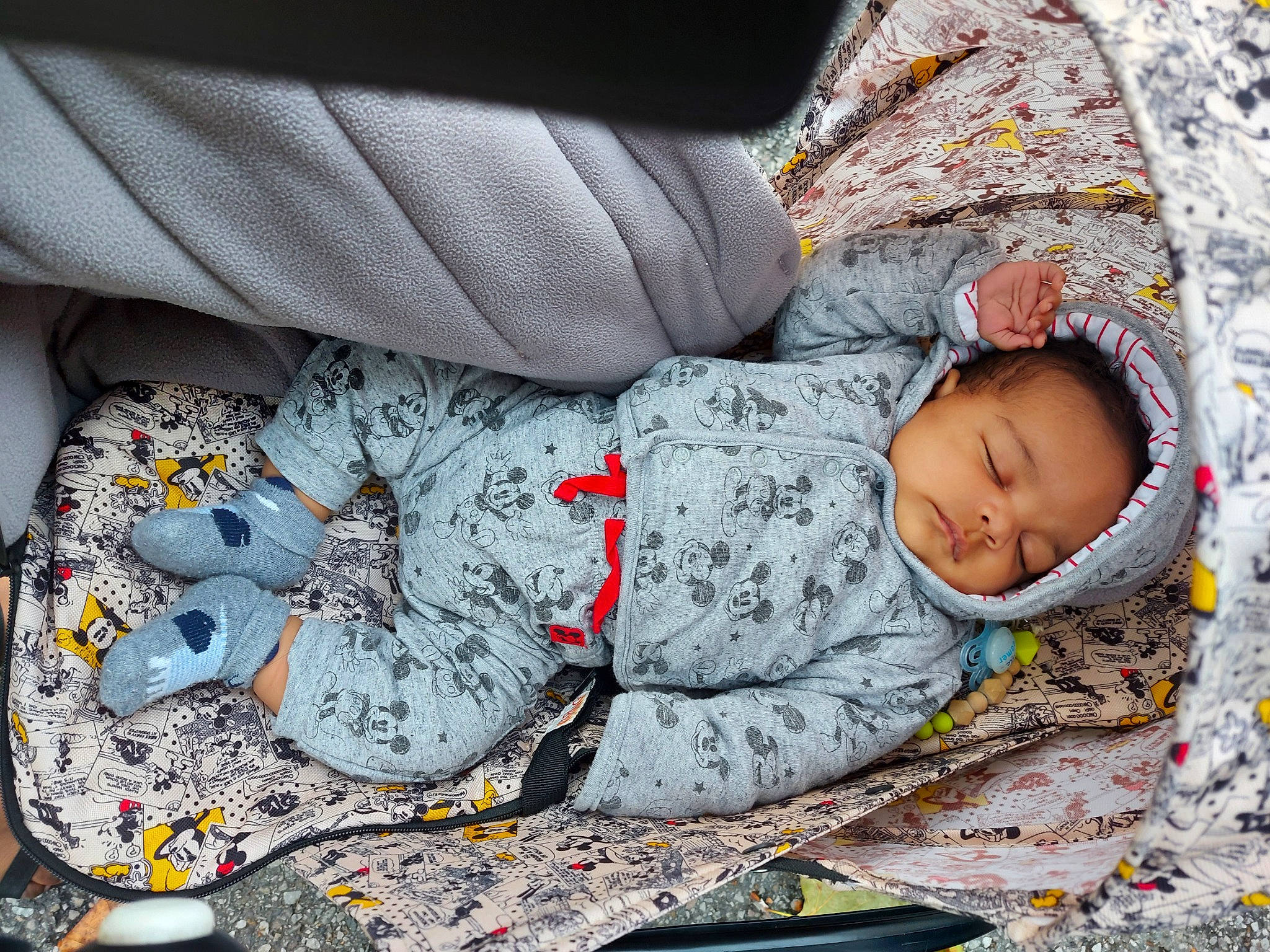 Franck-mael a rejoint le concours — aidez-le/la à gagner de superbes lots ! arm, baby, baby_products, baby_toddler_clothing, child, comfort, grey, head, human_body, leg, linens, mammal, nap, pattern, people, person, sitting, sleeve, textile, toddler