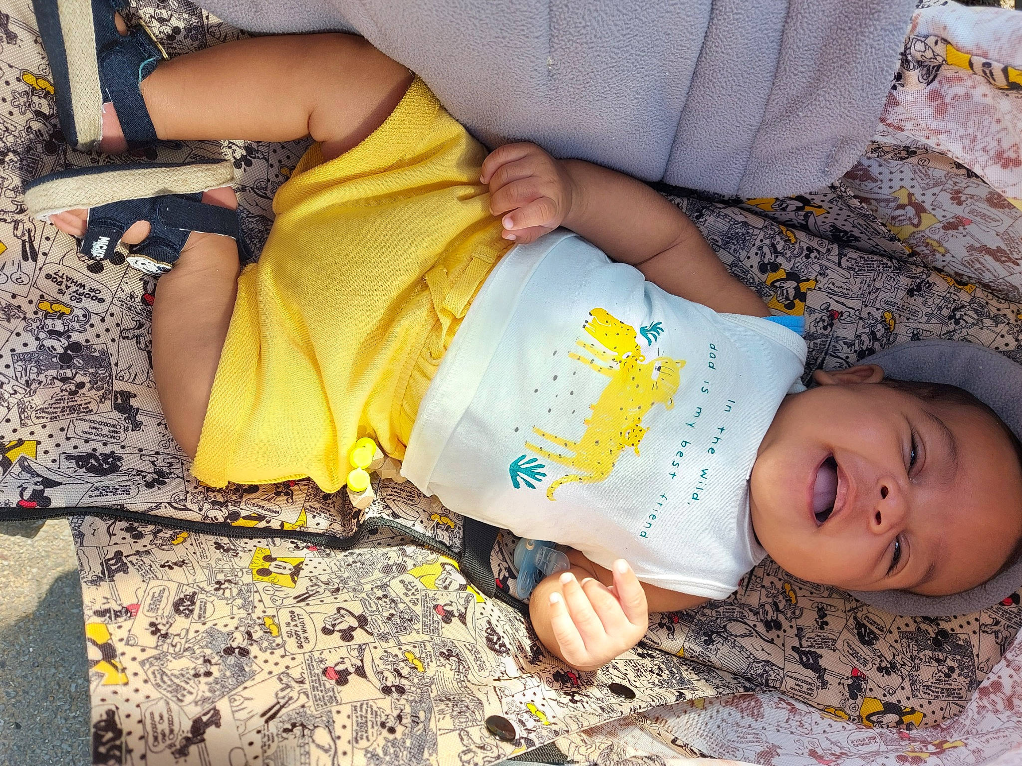 Franck-mael participe au concours pour gagner de l'argent avec cette photo : arm, baby, baby_toddler_clothing, finger, fun, grass, hand, happy, human_body, human_leg, leg, mouth, orange, person, product, skin, smile, textile, thigh, toddler