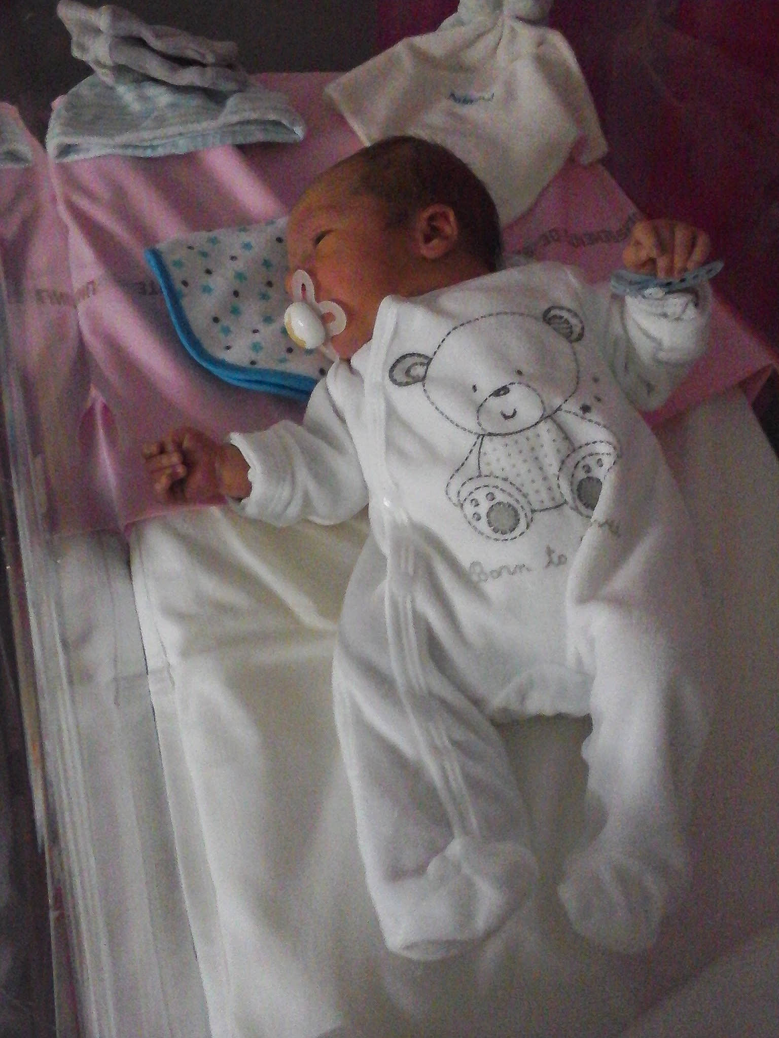 Julien participe au concours pour gagner de l'argent avec cette photo : baby, baby_products, baby_safety, baby_sleeping, baby_toddler_clothing, bed, bedding, bedtime, child, comfort, event, hat, human_body, infant_bed, linens, nap, person, room, sleep, sleeve