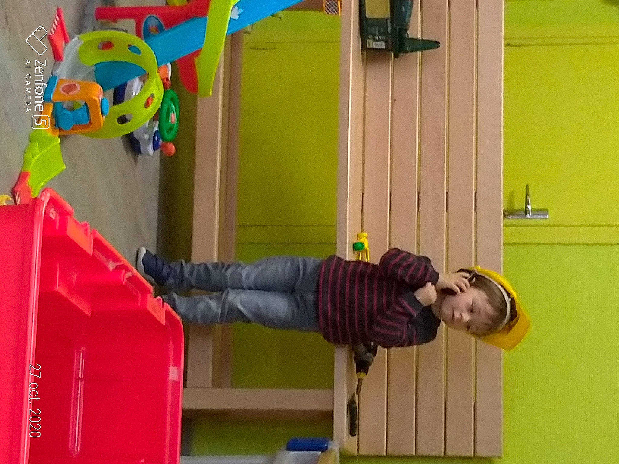 Julien a rejoint le concours — aidez-le/la à gagner de superbes lots ! art, child, fun, hat, kindergarten, leisure, magenta, outdoor_shoe, party_supply, person, plastic, play, recreation, room, t_shirt, toddler, visual_arts, wall, wood