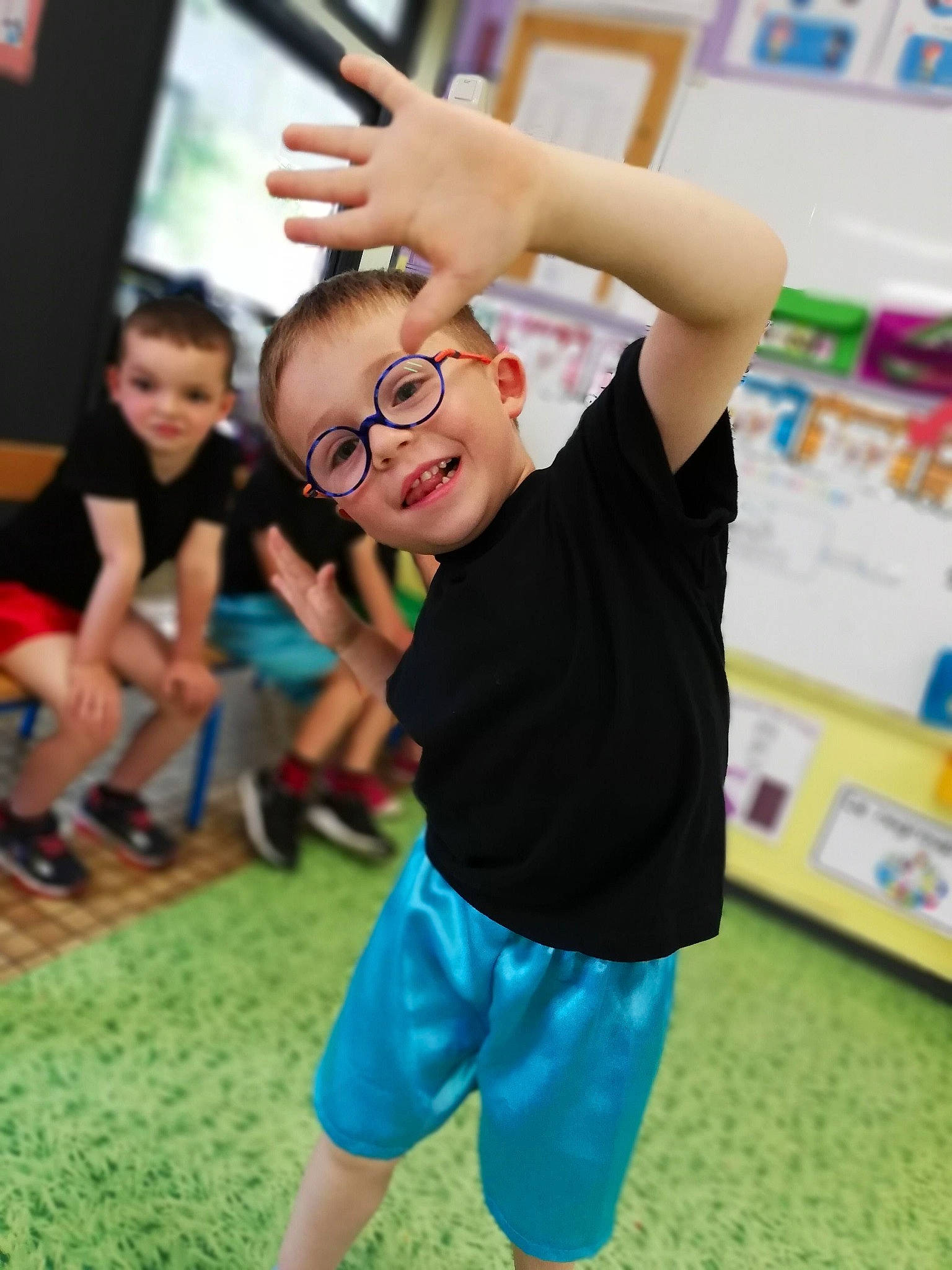 Julien participe au concours pour gagner de l'argent avec cette photo : balance, blurred, child, clothing, entertainment, event, finger, friendship, fun, gesture, grass, happy, leisure, person, recreation, shorts, shoulder, smile, sneakers, t_shirt