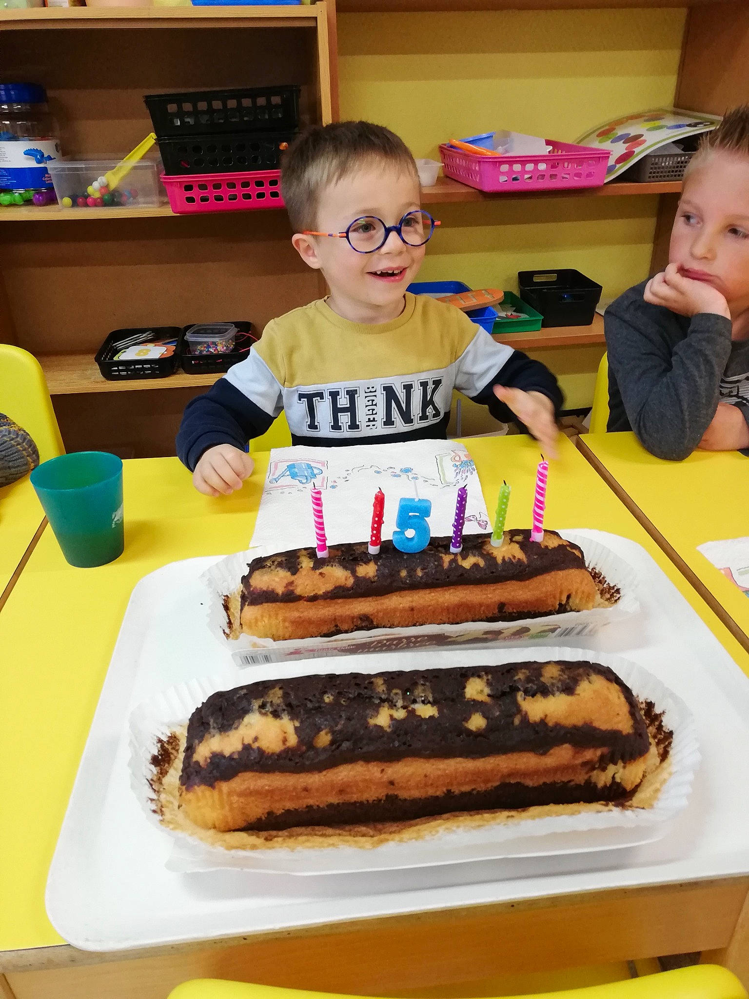 Julien participe au concours pour gagner de l'argent avec cette photo : baked_goods, baking, birthday, birthday_cake, birthday_candle, cake, cake_decorating, chair, cuisine, dessert, dish, event, food, ingredient, joy, person, plate, sharing, sweetness, t_shirt