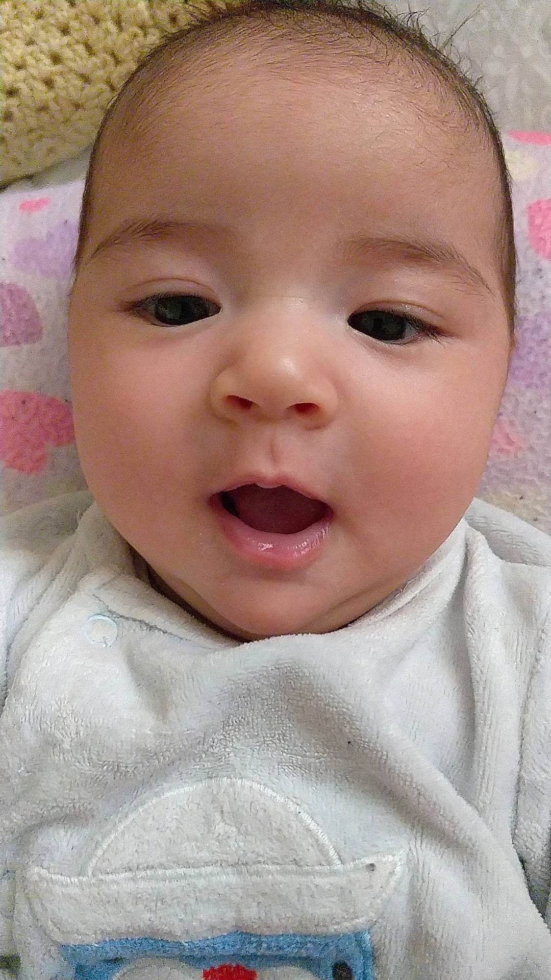 Arwen participe au concours pour gagner de l'argent avec cette photo : baby, baby_toddler_clothing, cheek, child, close_up, comfort, eyebrow, eyelash, happy, iris, linens, lip, mouth, no_expression, nose, person, portrait_photography, skin, smile, toddler