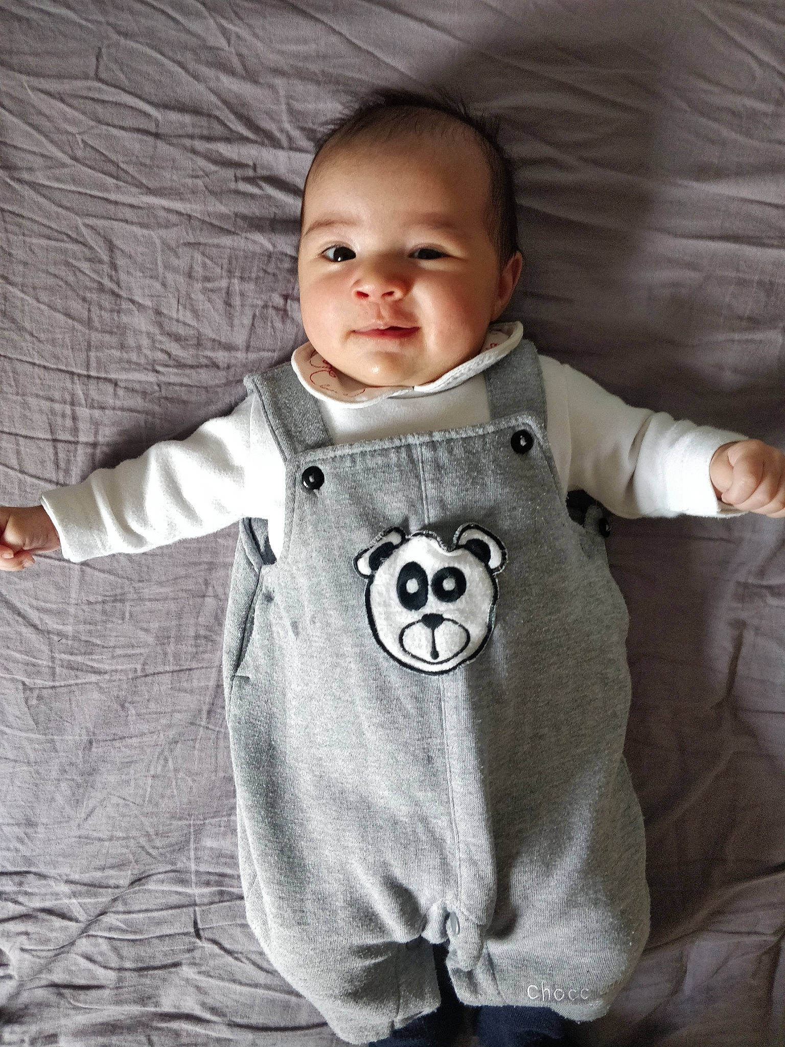 Arwen a rejoint le concours — aidez-le/la à gagner de superbes lots ! arm, baby_toddler_clothing, cheek, facial_expression, finger, flash_photography, gesture, grey, hairstyle, hand, happy, head, outerwear, person, product, skin, sleeve, smile, standing, t_shirt