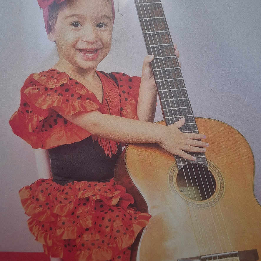Cataleya participe au concours pour gagner de l'argent avec cette photo : accessory, barefoot, celebration, chair, child, cute, flower, guitar, happy, headband, indoor, music, musical_instrument, performance, polka_dot, portrait, red_dress, sitting, smiling, young