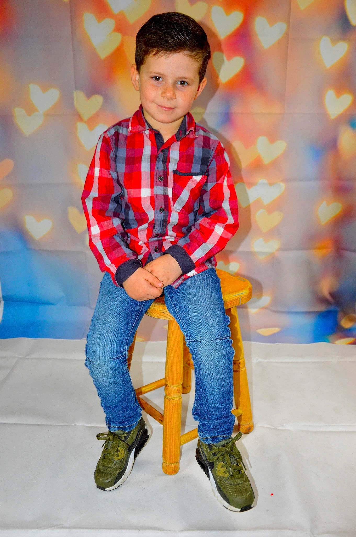 Thimeo a rejoint le concours — aidez-le/la à gagner de superbes lots ! child, child_model, denim, footwear, fun, jeans, male, person, photography, plaid, shoe, sitting, smile, standing, textile