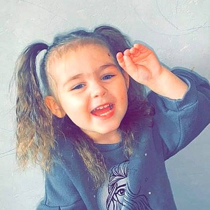 Zélie participe au concours pour gagner de l'argent avec cette photo : arm, azure, cheek, chin, ear, eye, eyebrow, eyelash, face, forehead, hand, jaw, lip, mouth, neck, nose, organ, person, shoulder, skin