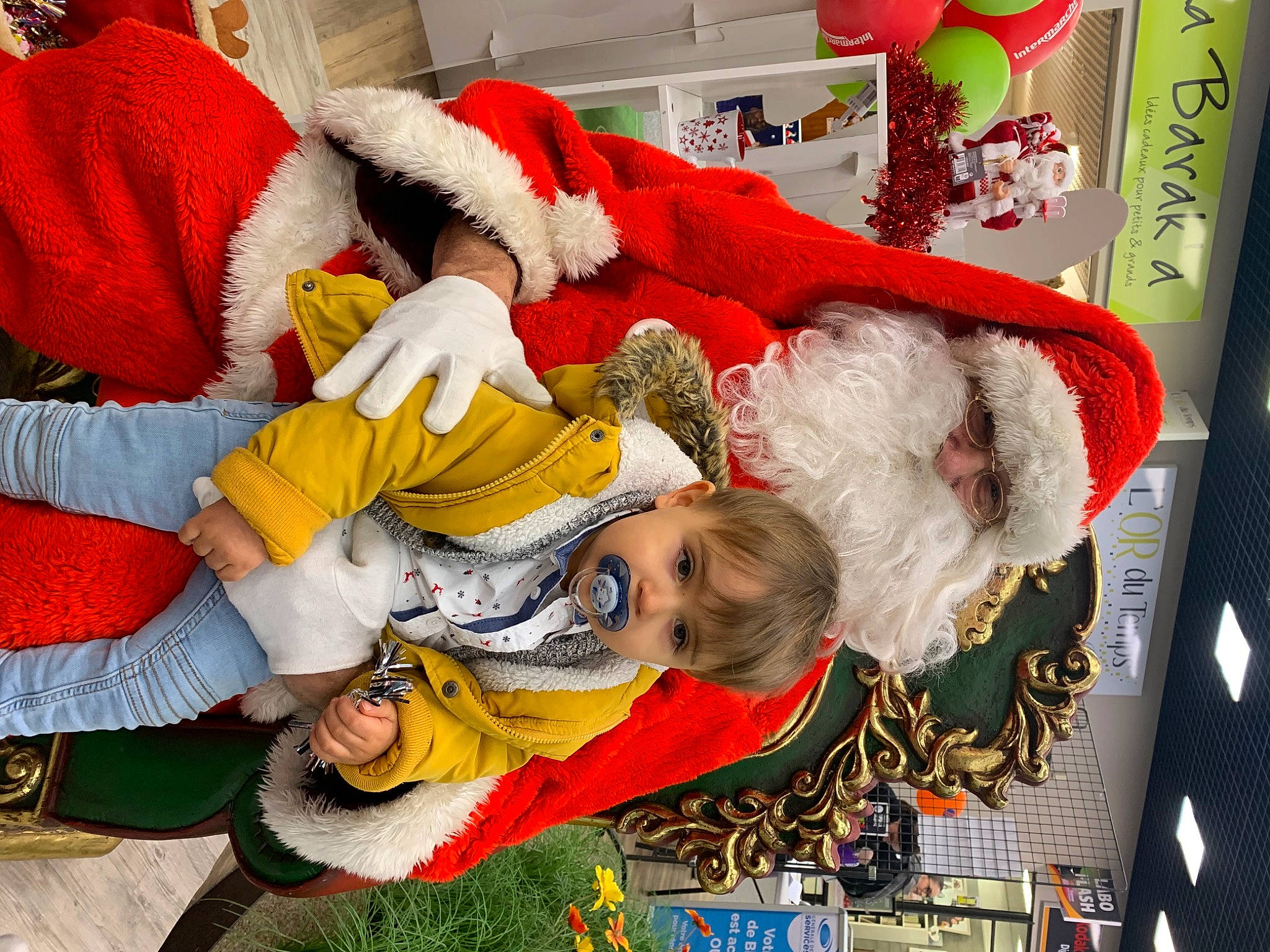 Ilyès participe au concours pour gagner de l'argent avec cette photo : carmine, child, christmas, christmas_eve, comfort, event, fictional_character, fun, fur, happy, holiday, lap, person, room, santa_claus, textile, toddler