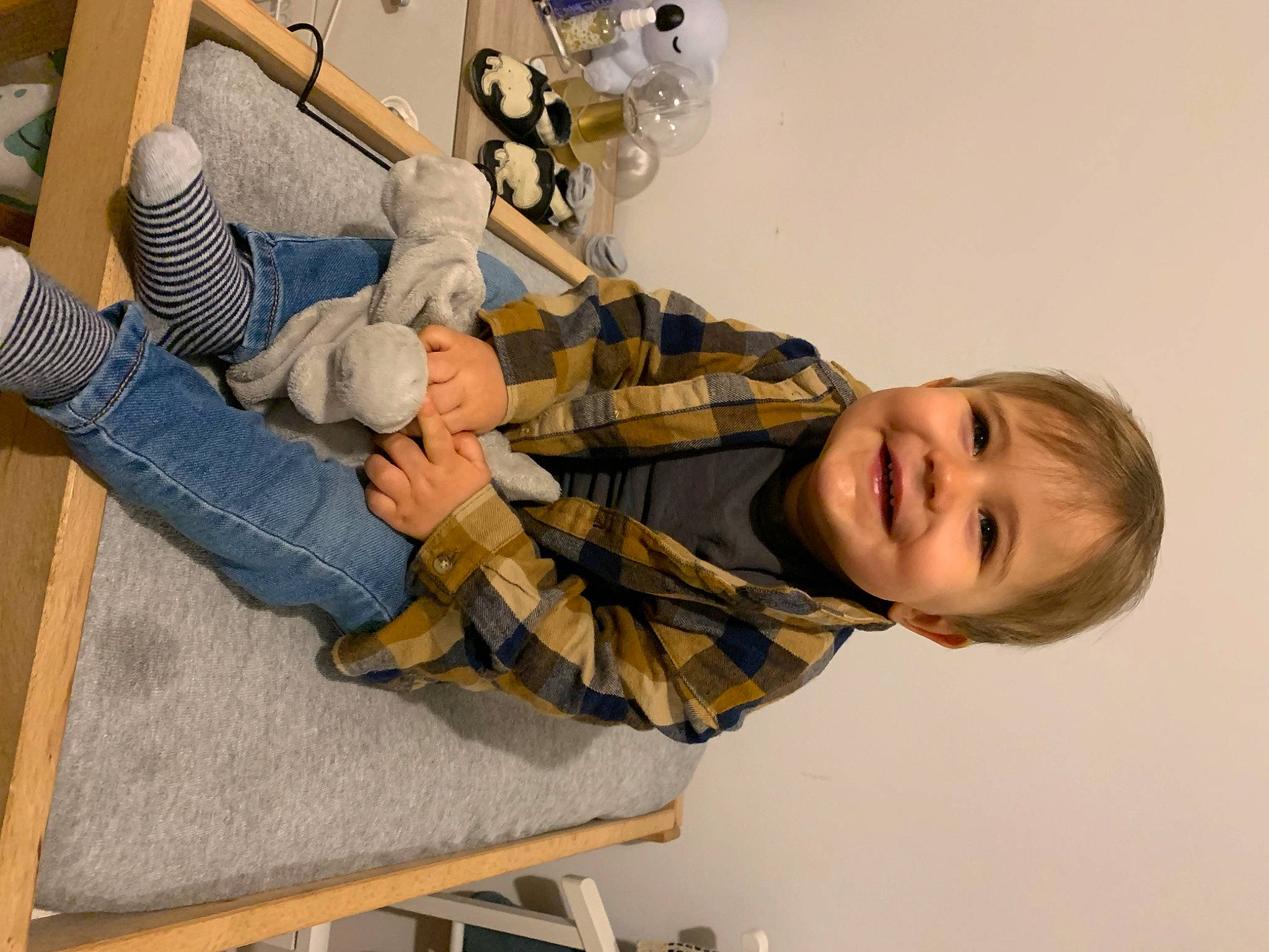 Ilyès a rejoint le concours — aidez-le/la à gagner de superbes lots ! baby, baby_products, baby_toddler_clothing, child, comfort, fun, happy, human_body, joy, pattern, person, play, room, sitting, smile, sock, stuffed_toy, table, toddler, wood