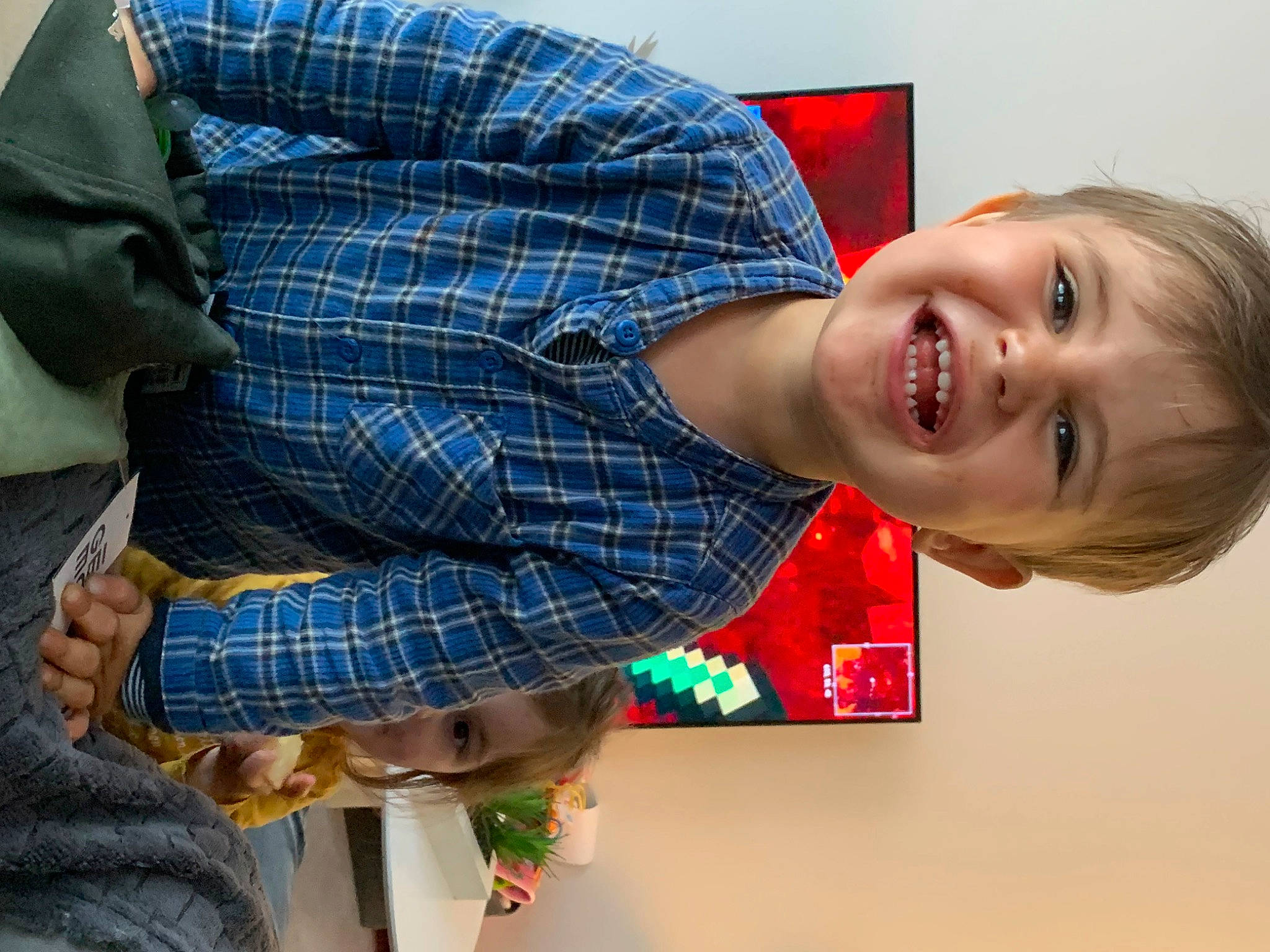 Ilyès participe au concours pour gagner de l'argent avec cette photo : child, denim, elbow, electric_blue, fashion, fun, hairstyle, happy, human, human_body, joy, mouth, pattern, person, plaid, product, shoulder, sleeve, smile, t_shirt