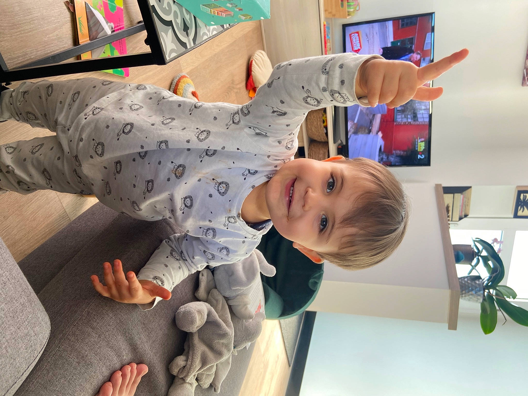 Ilyès a rejoint le concours — aidez-le/la à gagner de superbes lots ! automotive_design, automotive_exterior, baby, baby_products, child, comfort, couch, flooring, fun, joy, leisure, luxury_vehicle, person, picture_frame, play, room, smile, t_shirt, toddler, vehicle_door