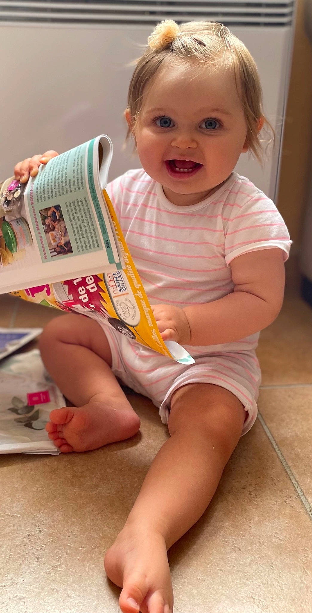 Lola a rejoint le concours — aidez-le/la à gagner de superbes lots ! baby_toddler_clothing, beauty, cheek, child, face, facial_expression, finger, fun, happy, head, human_body, knee, leg, organ, person, pink, skin, smile, thigh, toddler