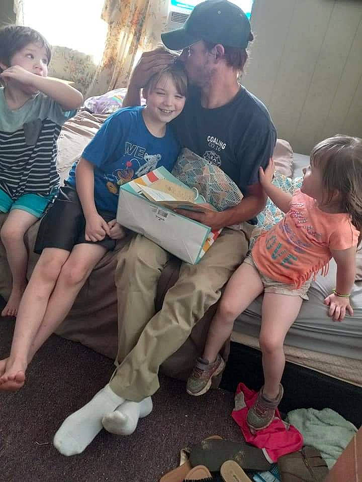 Carmen is registered to the contest to win money with this photo: cap, eyewear, finger, flip_flops, fun, happy, hat, human_body, human_leg, joy, knee, lap, leg, leisure, luggage_and_bags, person, sandal, shoe, shorts, sneakers