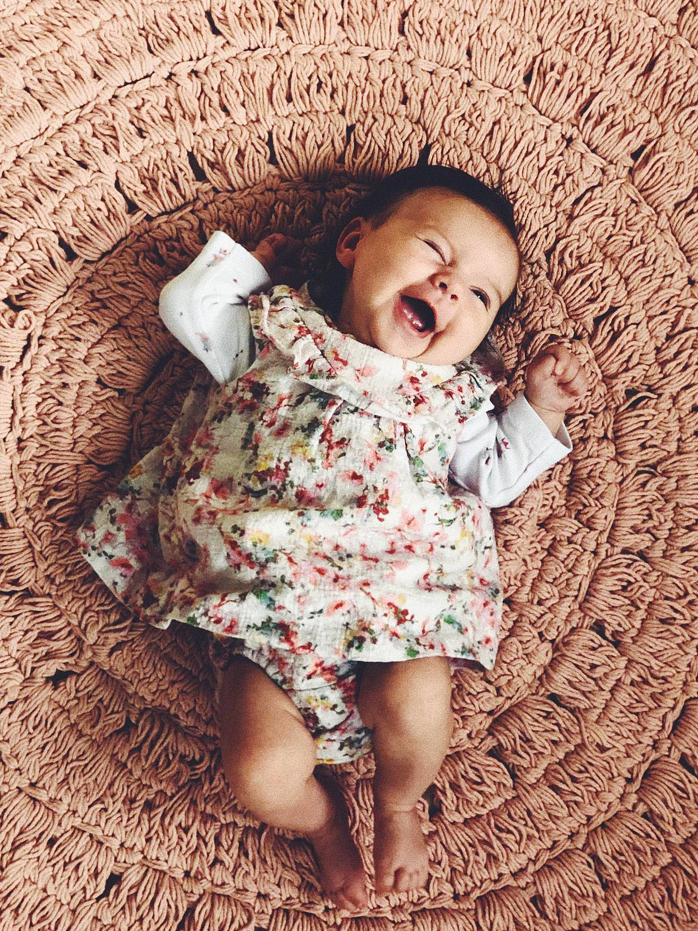 Carlota participe au concours pour gagner de l'argent avec cette photo : baby, child, child_model, dress, pattern, person, photography, plant, portrait, skin, toddler