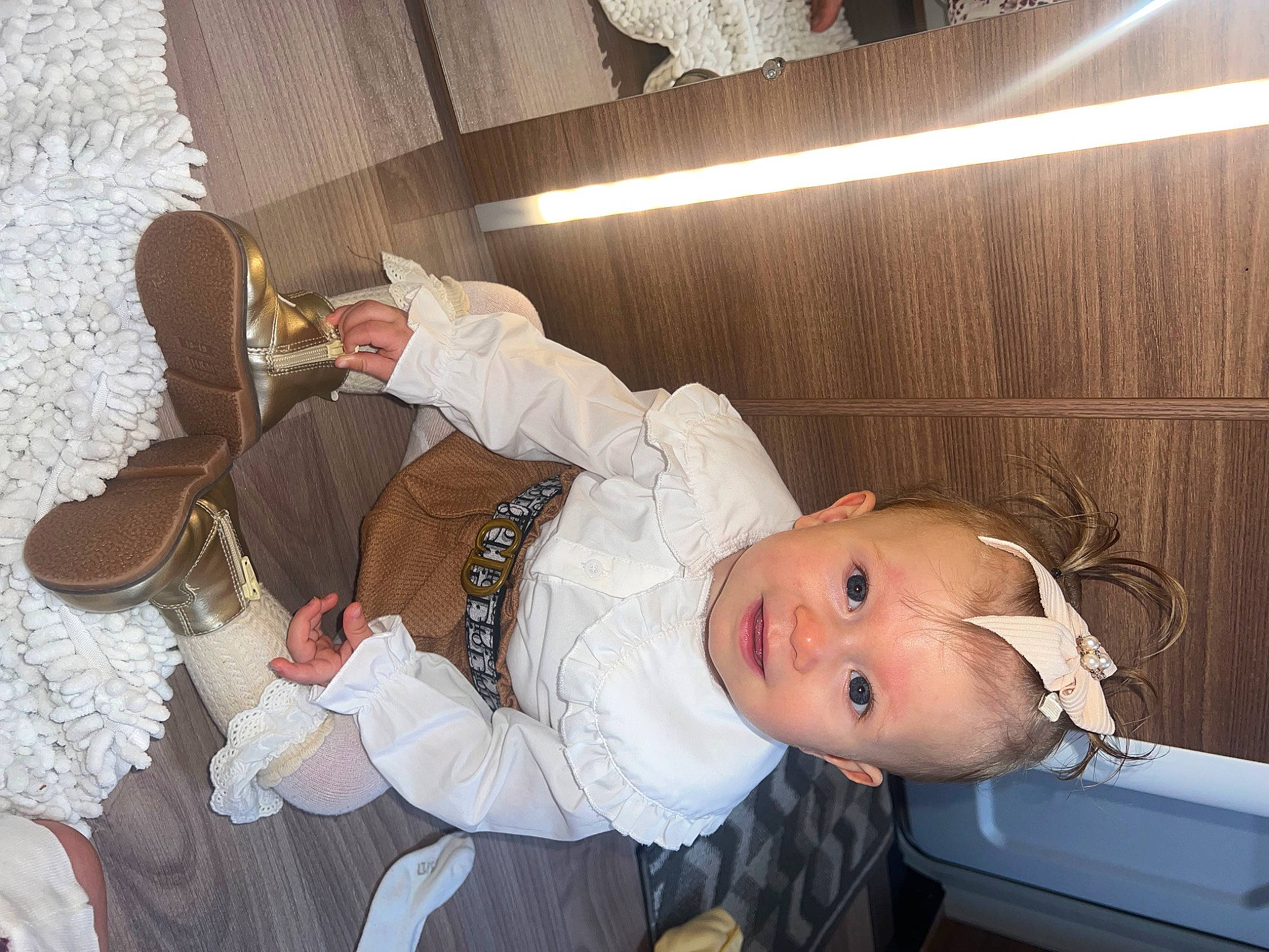 Ezra participe au concours pour gagner de l'argent avec cette photo : baby, baby_products, baby_toddler_clothing, chair, child, comfort, costume, curtain, eyewear, fun, happy, hat, person, room, sitting, smile, tableware, toddler