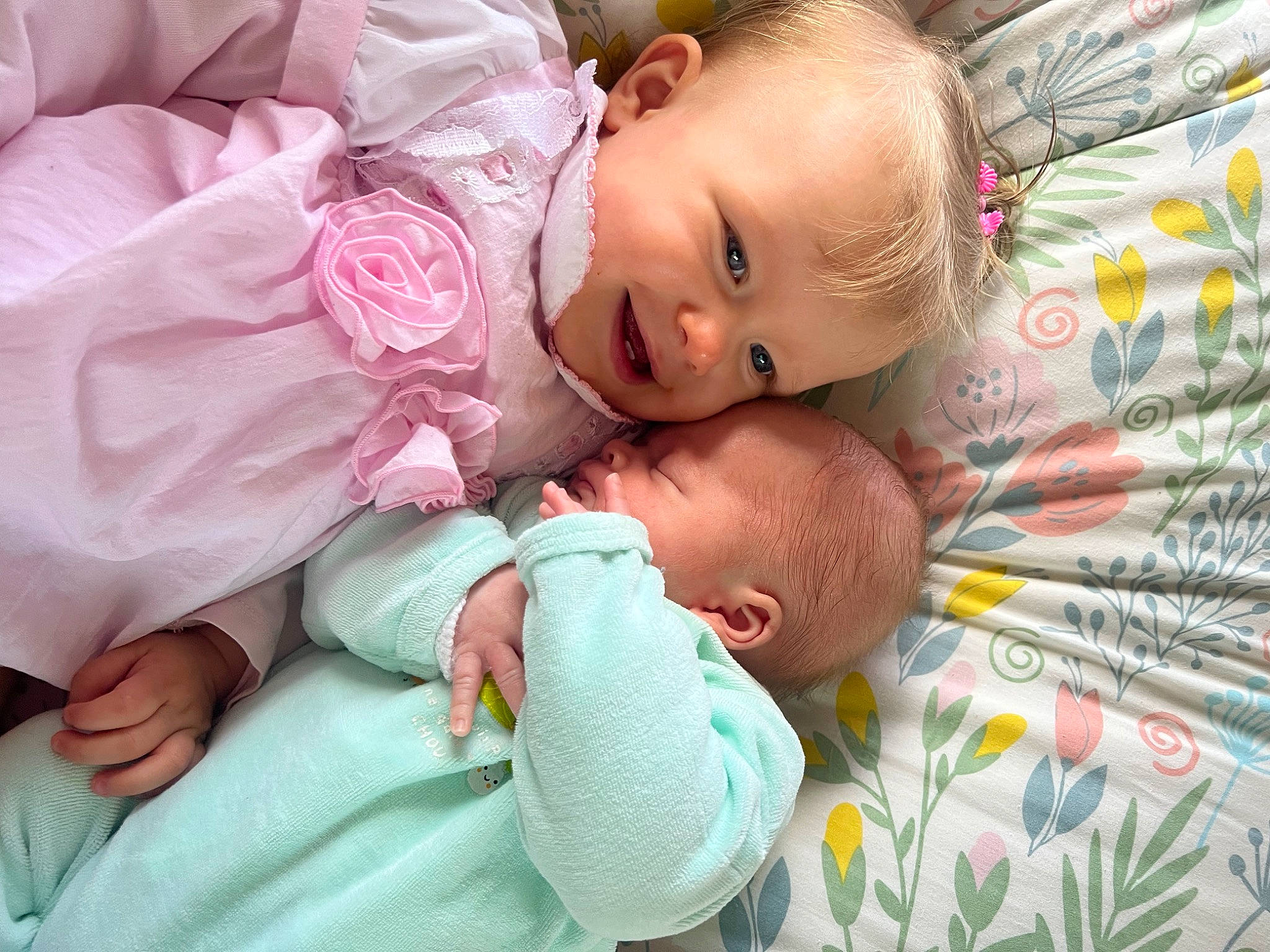 Ezra a rejoint le concours — aidez-le/la à gagner de superbes lots ! baby, baby_products, baby_sleeping, baby_toddler_clothing, cheek, child, comfort, event, face, happy, head, iris, linens, pattern, person, petal, room, rose, rose_order, skin