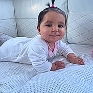 Meïzi a rejoint le concours — aidez-le/la à gagner de superbes lots ! baby, child, infant, smile, white_clothing, pony_tail, couch, blanket, indoor, face, cute, happy, person, toddler, skin, hand, head, portrait, young, cozy