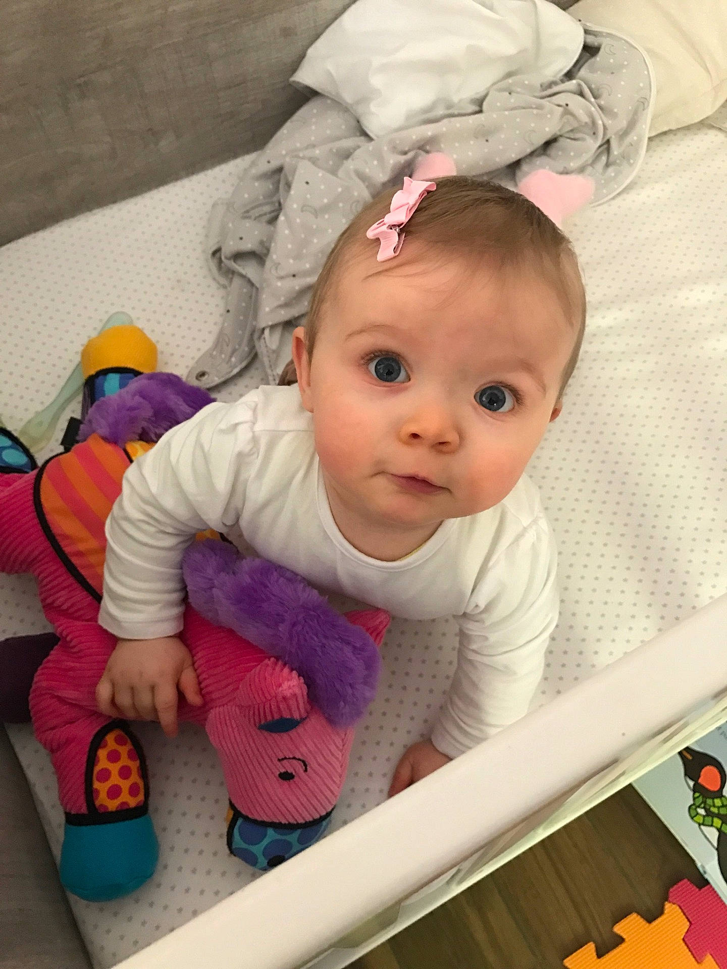 Léa participe au concours pour gagner de l'argent avec cette photo : bedtime, child, human_positions, infant, organ, person, play, product, skin, toddler, toy