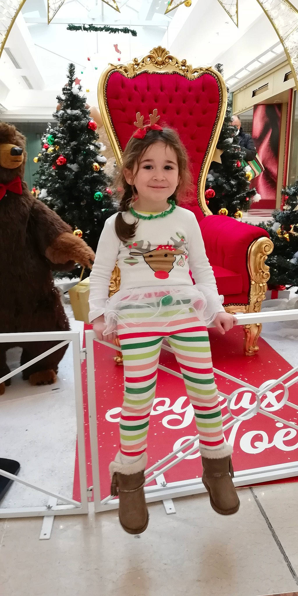 Cassie participe au concours pour gagner de l'argent avec cette photo : boot, carmine, child, christmas, christmas_decoration, christmas_eve, christmas_ornament, christmas_tree, event, fashion_design, fun, happy, holiday, joy, person, recreation, red, shoe, sleeve, smile