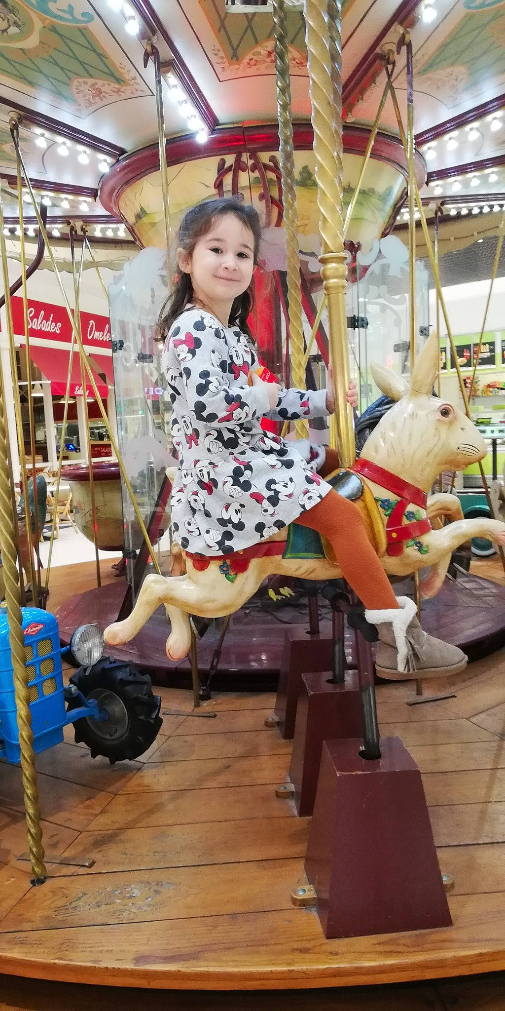 Cassie a rejoint le concours — aidez-le/la à gagner de superbes lots ! amusement_park, amusement_ride, bag, carousel, child, dress, event, fashion_design, fawn, fun, horse, human_leg, joy, leisure, luggage_and_bags, nonbuilding_structure, person, recreation, retail, sandal