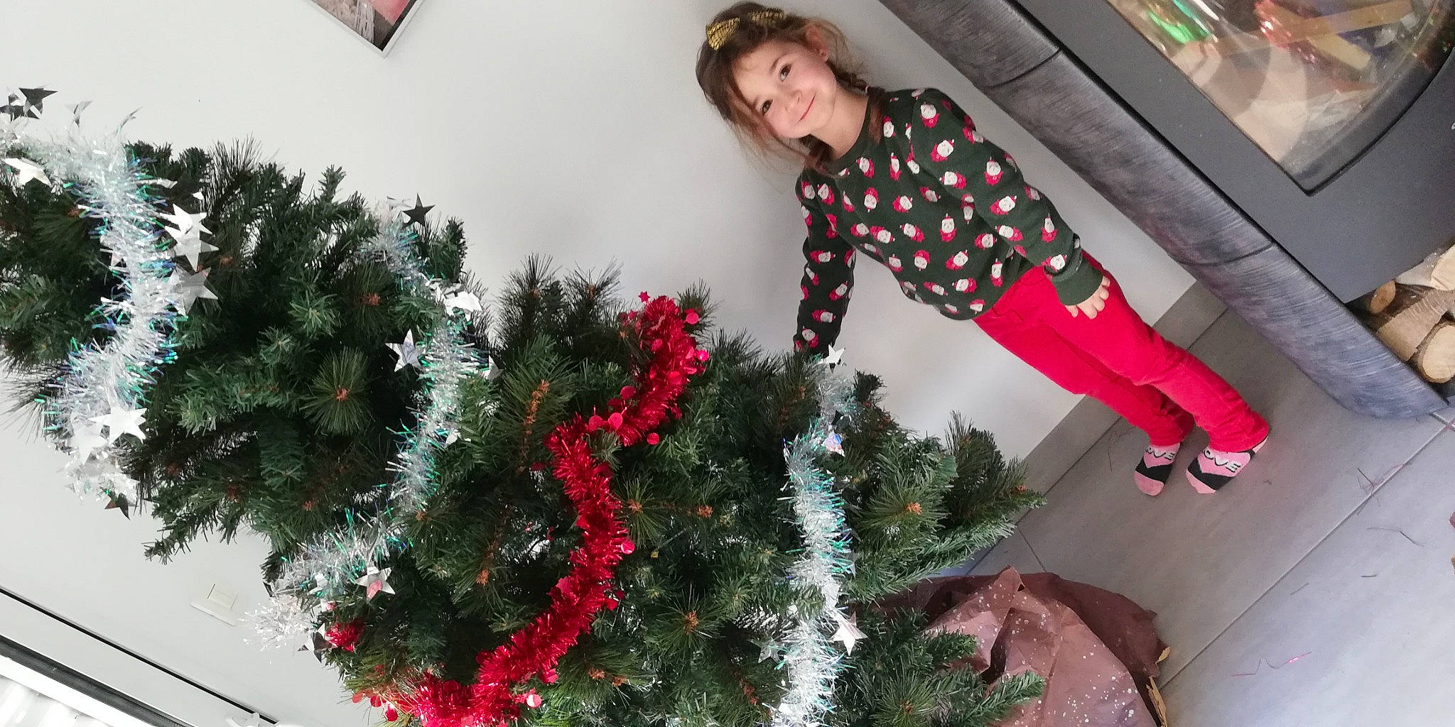 Cassie participe au concours pour gagner de l'argent avec cette photo : christmas, christmas_decoration, christmas_eve, christmas_ornament, christmas_tree, conifer, event, evergreen, fun, green, holiday, holiday_ornament, joy, ornament, person, plant, red, tradition, tree, twig