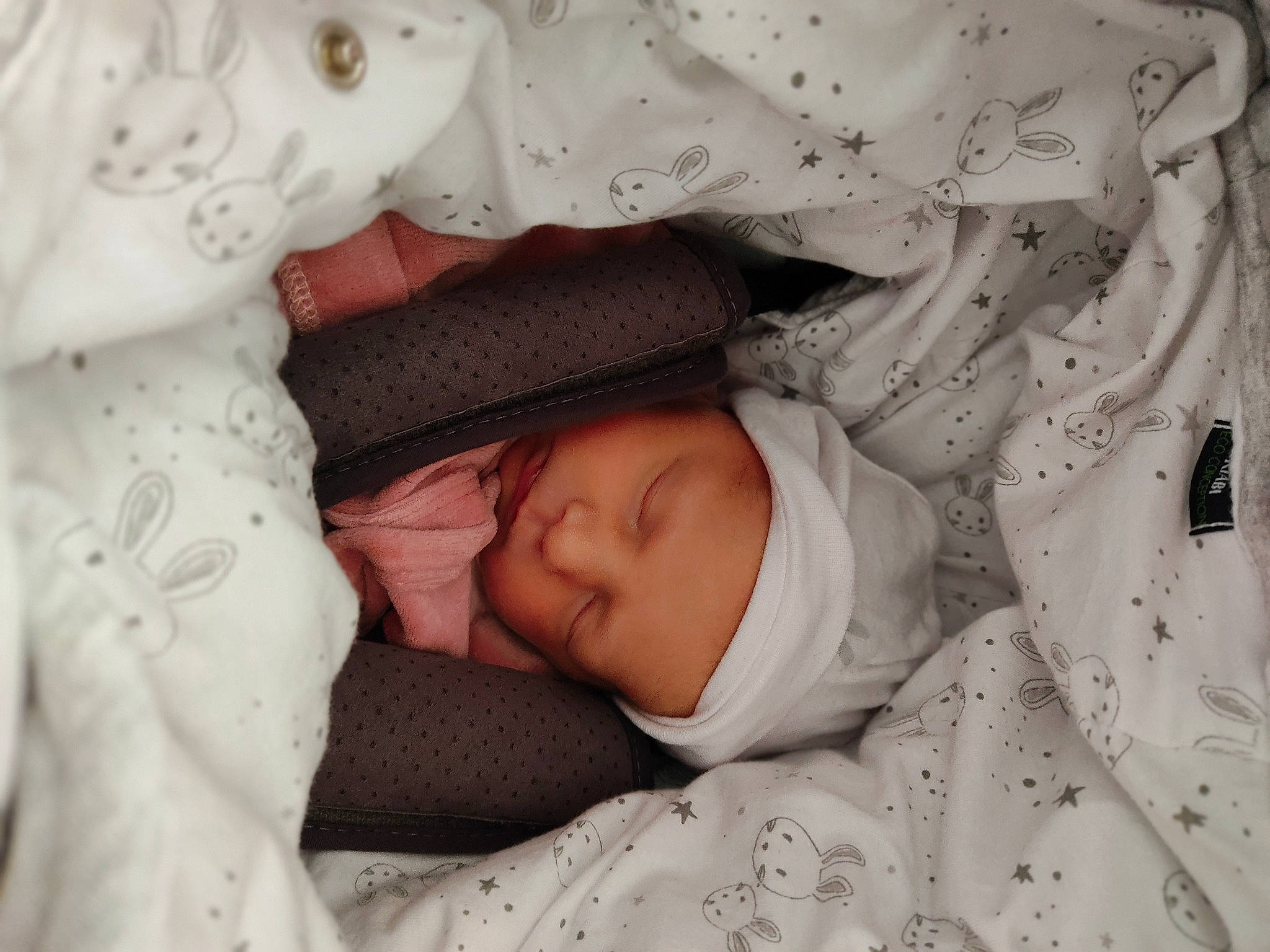 Amalya participe au concours pour gagner de l'argent avec cette photo : baby, baby_products, baby_sleeping, baby_toddler_clothing, bedtime, cheek, child, comfort, eyelash, gesture, happy, headwear, interaction, linens, lip, pattern, person, skin, sleep, sleeve