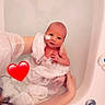 Nathao a rejoint le concours — aidez-le/la à gagner de superbes lots ! newborn, baby, infant, bath, bathtub, hands, white_cloth, hospital, medical_tape, face, skin, person, water, love, heart_emoji, care, parent, caring, tenderness, indoors