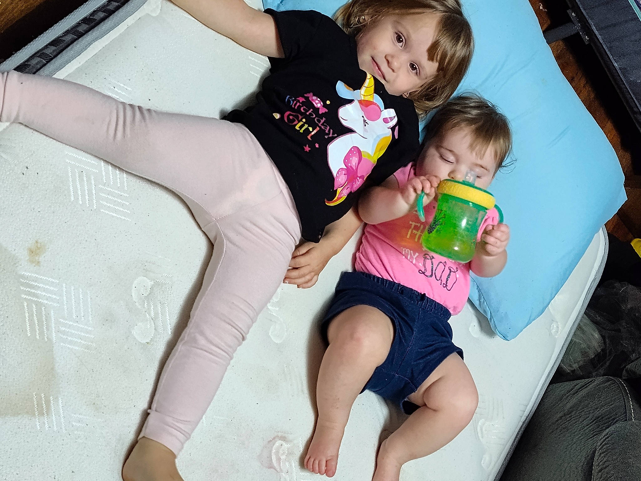 Nina is registered to the contest to win money with this photo: beauty, comfort, couch, eye, finger, fun, happy, head, human_body, knee, lap, leg, leisure, people, person, shorts, skin, smile, t_shirt, thigh