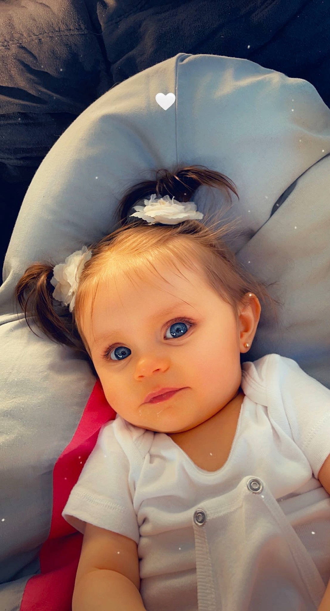 Louna a rejoint le concours — aidez-le/la à gagner de superbes lots ! baby, baby_toddler_clothing, cheek, child, chin, costume_hat, eye, eyebrow, eyelash, fashion_accessory, flash_photography, fun, happy, iris, nose, person, pink, skin, toddler, toy