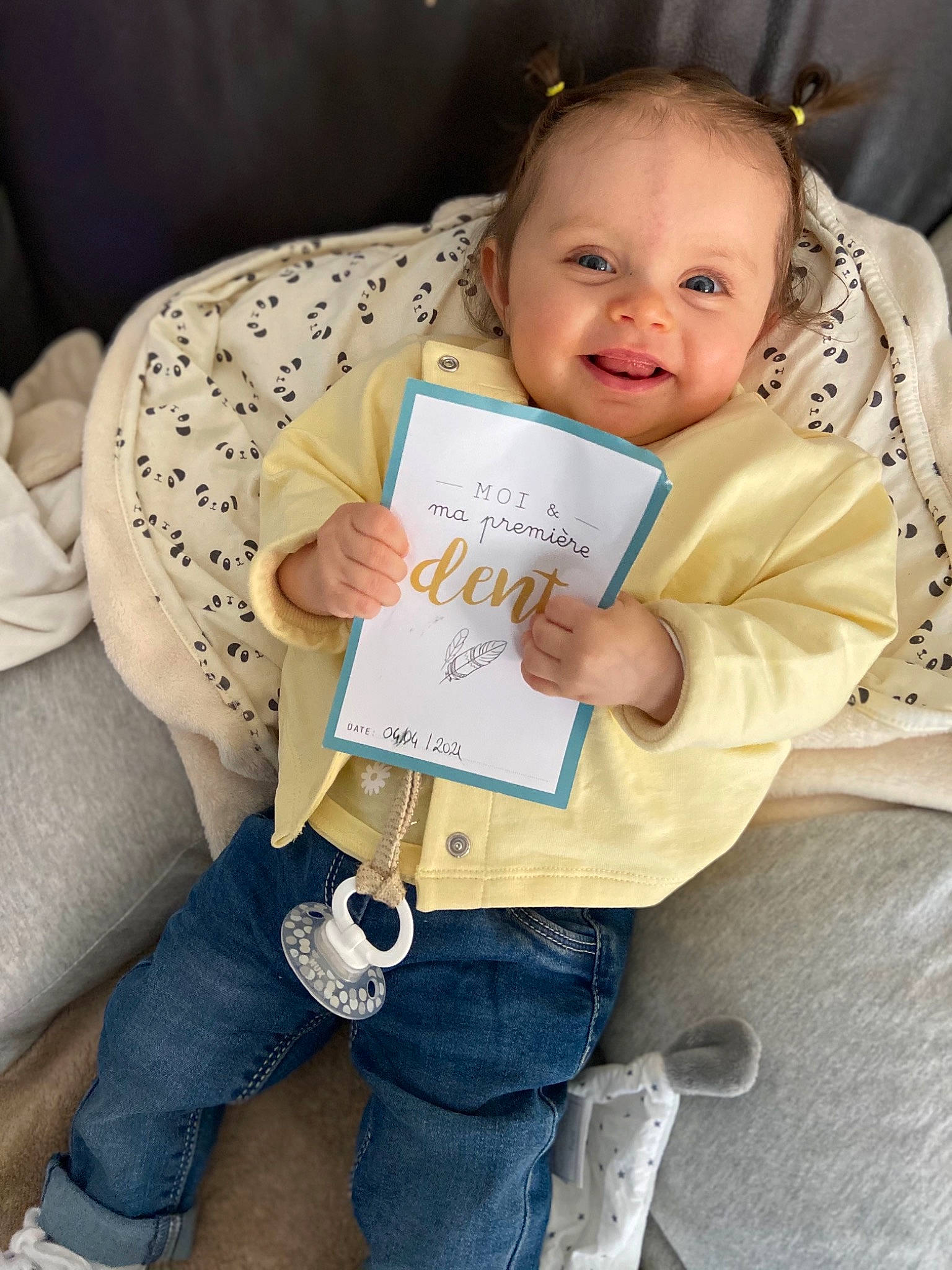 Louna a rejoint le concours — aidez-le/la à gagner de superbes lots ! baby, baby_toddler_clothing, cheek, child, comfort, event, face, facial_expression, hairstyle, handwriting, happy, head, jeans, person, sitting, skin, sleeve, smile, t_shirt, toddler