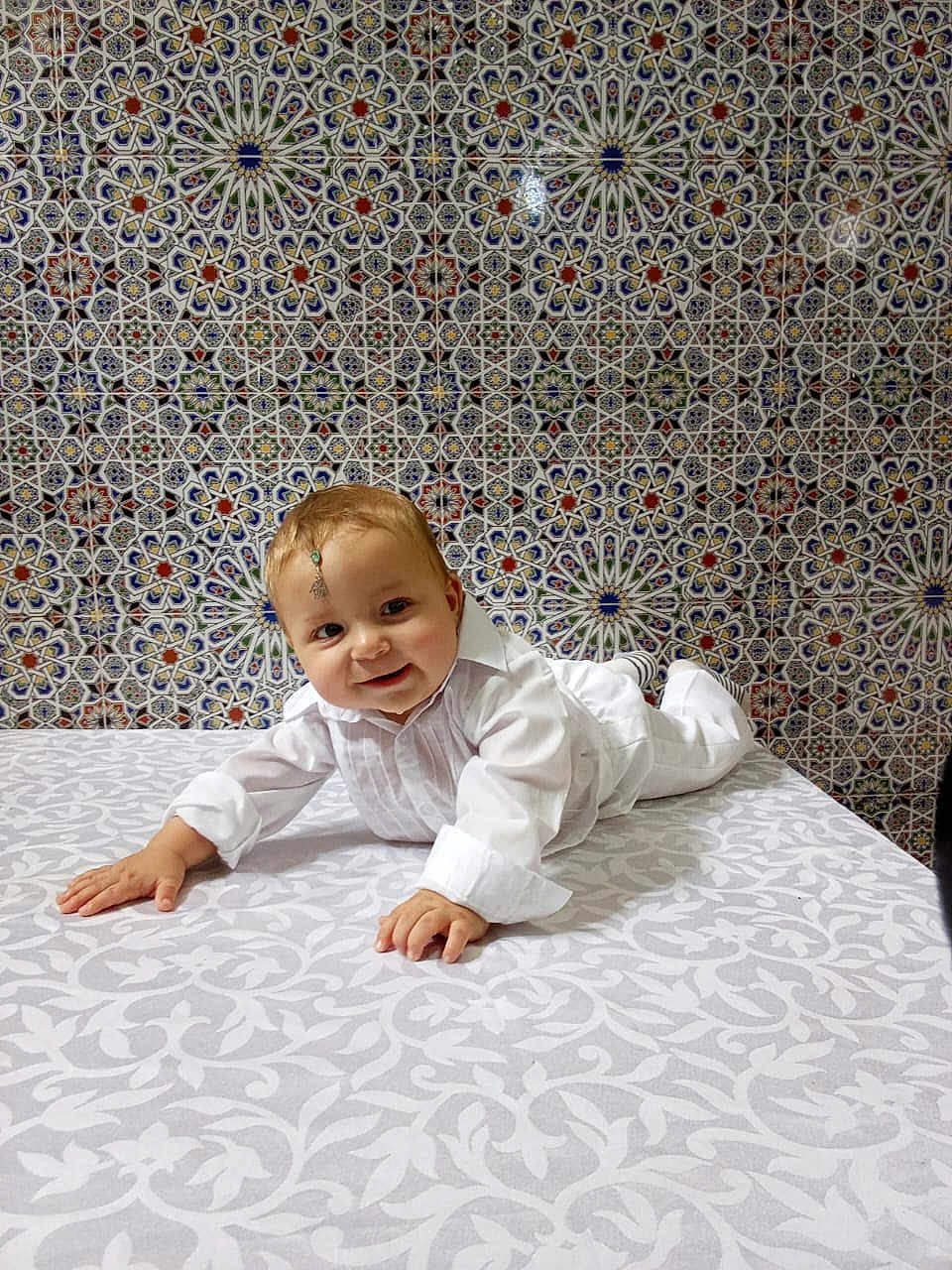 Sofiane a rejoint le concours — aidez-le/la à gagner de superbes lots ! baby, babycrawling, clothing, crawling, dress, face, happy, head, indoors, interiordesign, pants, person, photography, portrait, shirt, sitting, sleeve, smile, tablecloth, tile