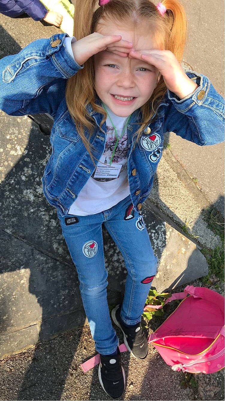 Camelya participe au concours pour gagner de l'argent avec cette photo : beauty, blond, blue, brown_hair, clothing, cool, denim, electric_blue, fashion_accessory, fun, grass, happy, jeans, joy, people, people_in_nature, person, photograph, sleeve, smile