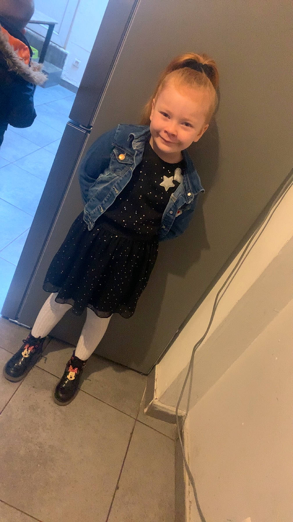 Camelya participe au concours pour gagner de l'argent avec cette photo : bag, blond, dress, electric_blue, fashion_design, floor, flooring, formal_wear, head, human_leg, joy, knee, leg, luggage_and_bags, person, shoe, sleeve, smile, thigh, tie