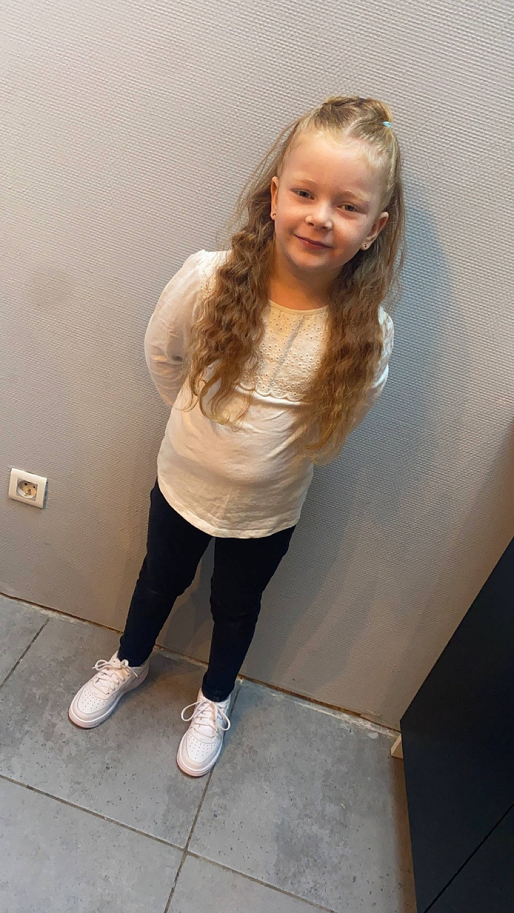 Camelya participe au concours pour gagner de l'argent avec cette photo : blond, brown_hair, elbow, electric_blue, fashion_design, flash_photography, footwear, happy, human_leg, joy, knee, leg, long_hair, person, sleeve, smile, sportswear, standing, t_shirt, thigh