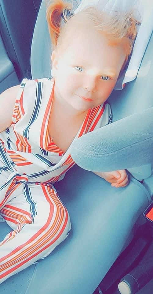 Camelya a rejoint le concours — aidez-le/la à gagner de superbes lots ! auto_part, automotive_design, baby, baby_in_car_seat, baby_toddler_clothing, car_seat, car_seat_cover, child, comfort, dress, electric_blue, head, head_restraint, person, seat_belt, skin, steering_wheel, textile, toddler, vehicle_door