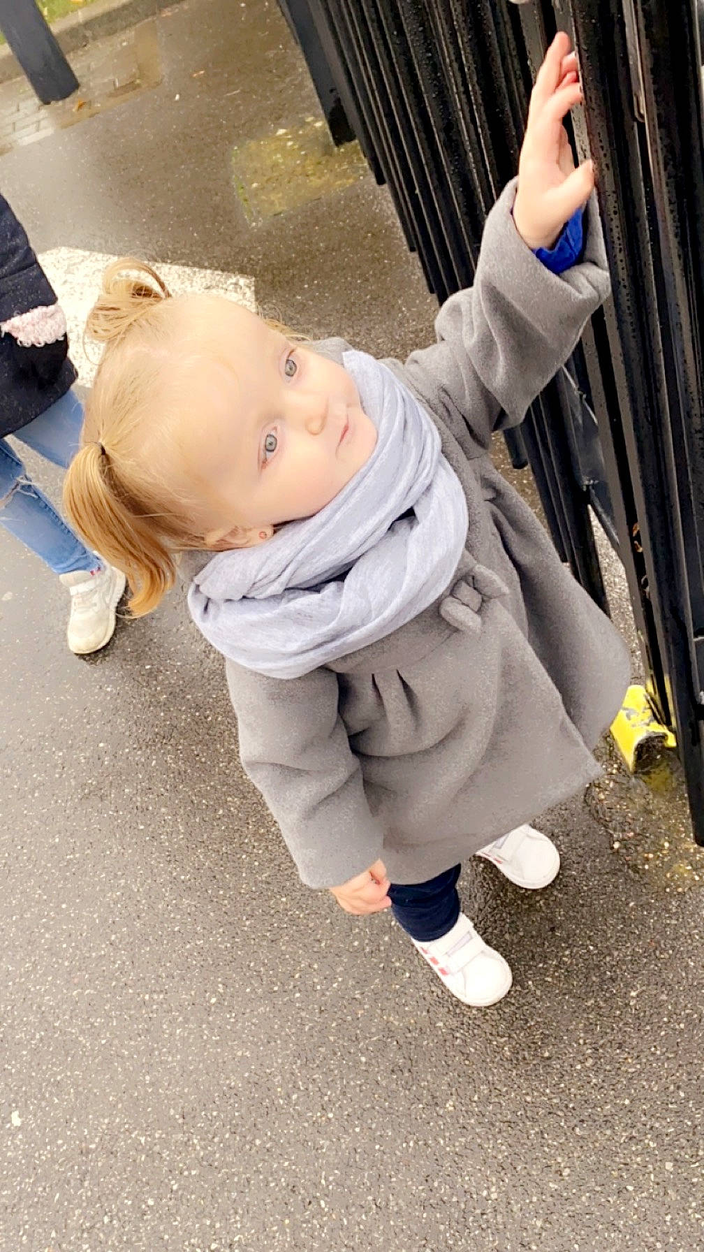 Nelya a rejoint le concours — aidez-le/la à gagner de superbes lots ! baby, baby_carriage, baby_products, bag, child, comfort, flooring, fun, fur, gesture, human_leg, leg, leisure, person, recreation, sitting, sleeve, sneakers, street, toddler