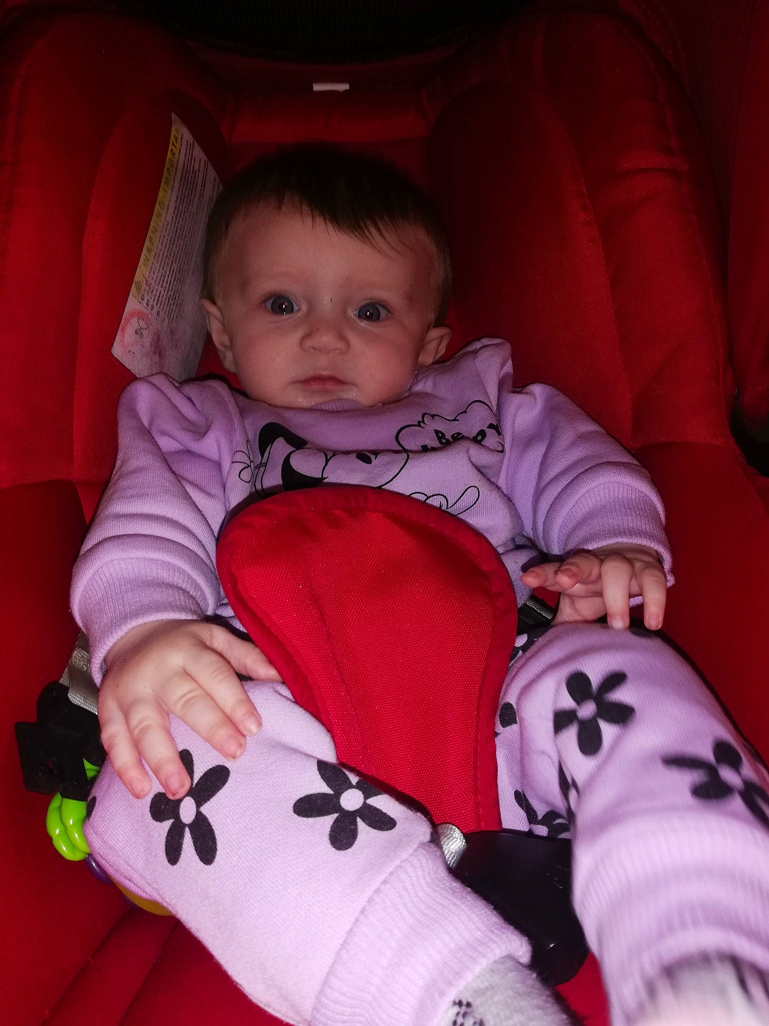 Noëlia participe au concours pour gagner de l'argent avec cette photo : baby, baby_carriage, baby_products, baby_toddler_clothing, carmine, cheek, child, comfort, facial_expression, finger, lap, pattern, person, pink, product, sitting, skin, sleeve, textile, toddler