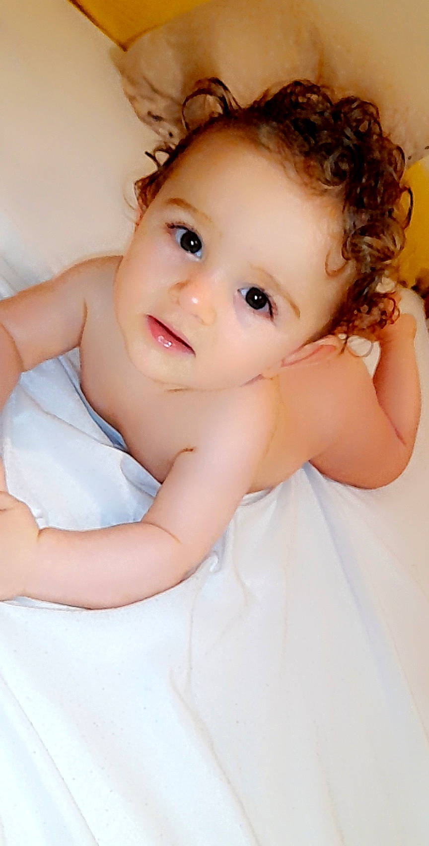 Anas a rejoint le concours — aidez-le/la à gagner de superbes lots ! baby, baby_toddler_clothing, blond, cheek, child, close_up, comfort, eye, eyelash, facial_expression, finger, flash_photography, gesture, hairstyle, happy, iris, lip, person, skin, smile