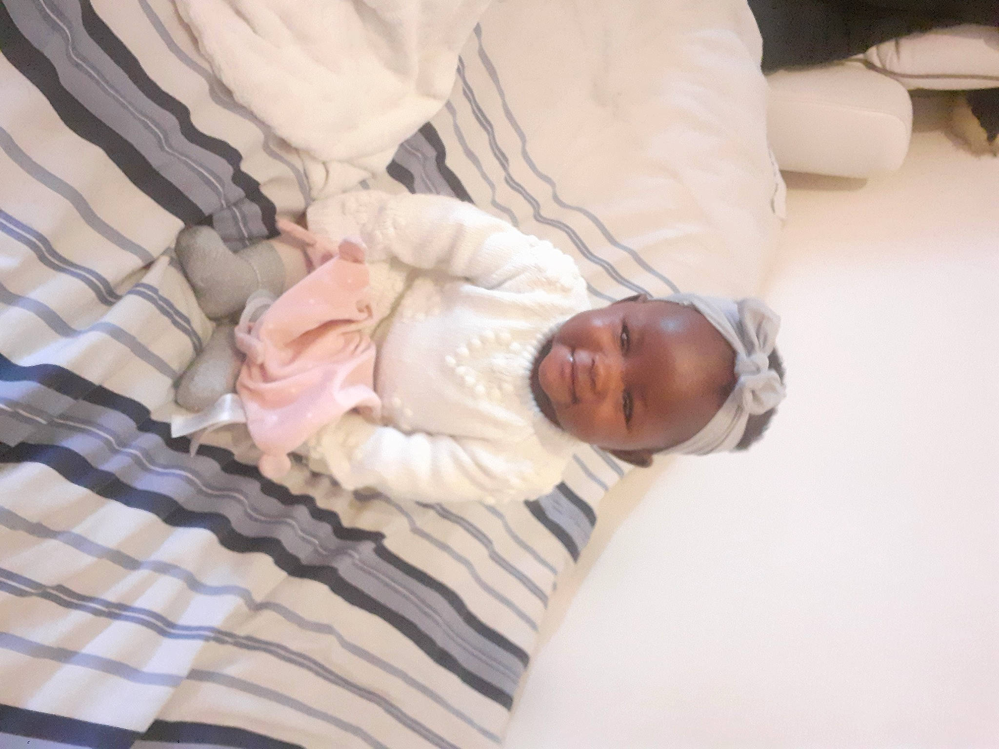 Kadidiatou participe au concours pour gagner de l'argent avec cette photo : baby, baby_products, baby_toddler_clothing, bed, bed_sheet, bedding, bedtime, comfort, flooring, linens, nap, pattern, person, room, sleep, sleeve, smile, toddler, tree, wood