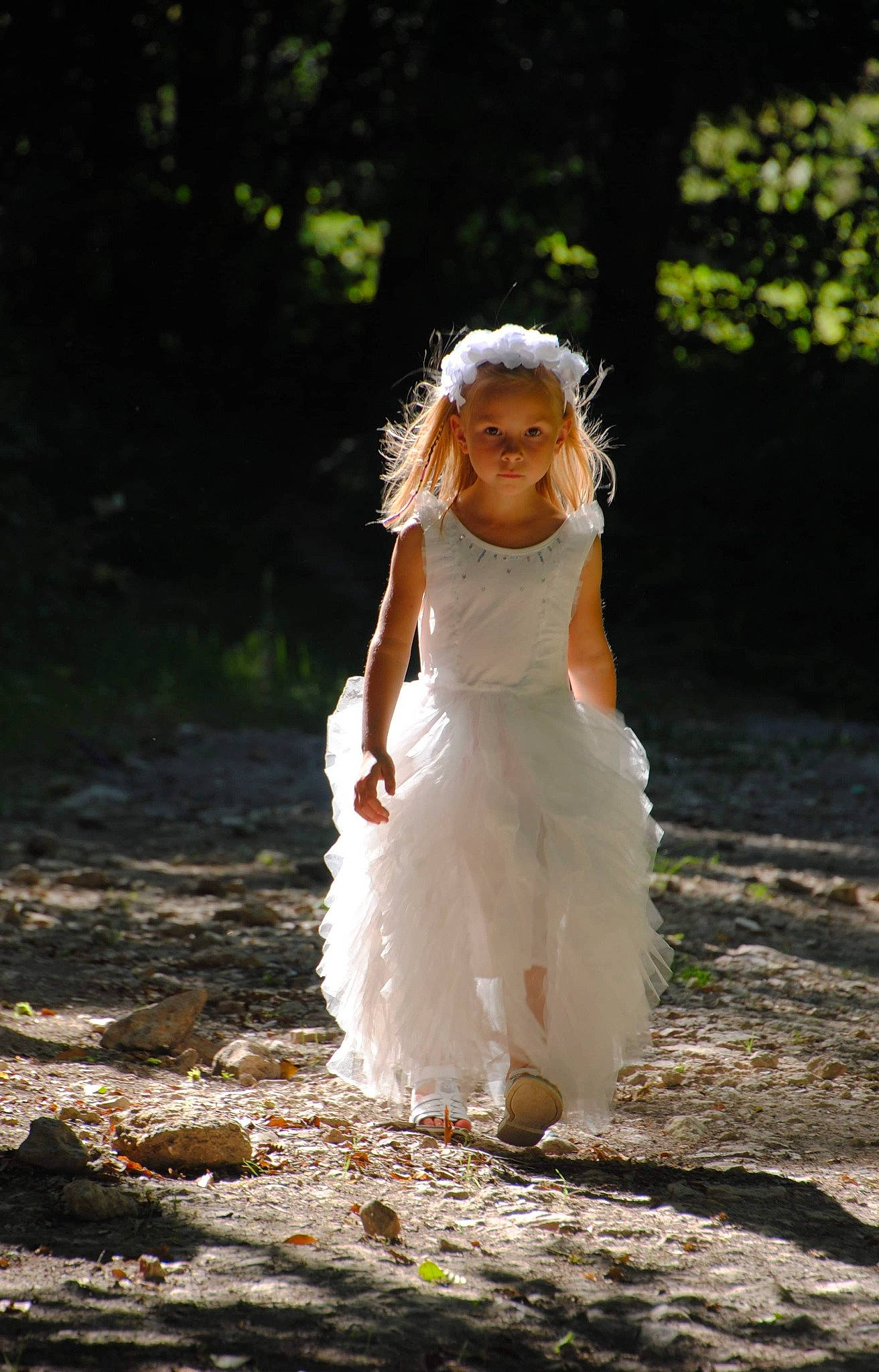 Maï-lann participe au concours pour gagner de l'argent avec cette photo : blond, bridal_accessory, bridal_clothing, bridal_party_dress, dress, flash_photography, forest, fun, gesture, gown, grass, happy, headpiece, people_in_nature, person, sunlight, toddler, tree, wedding_dress, wood