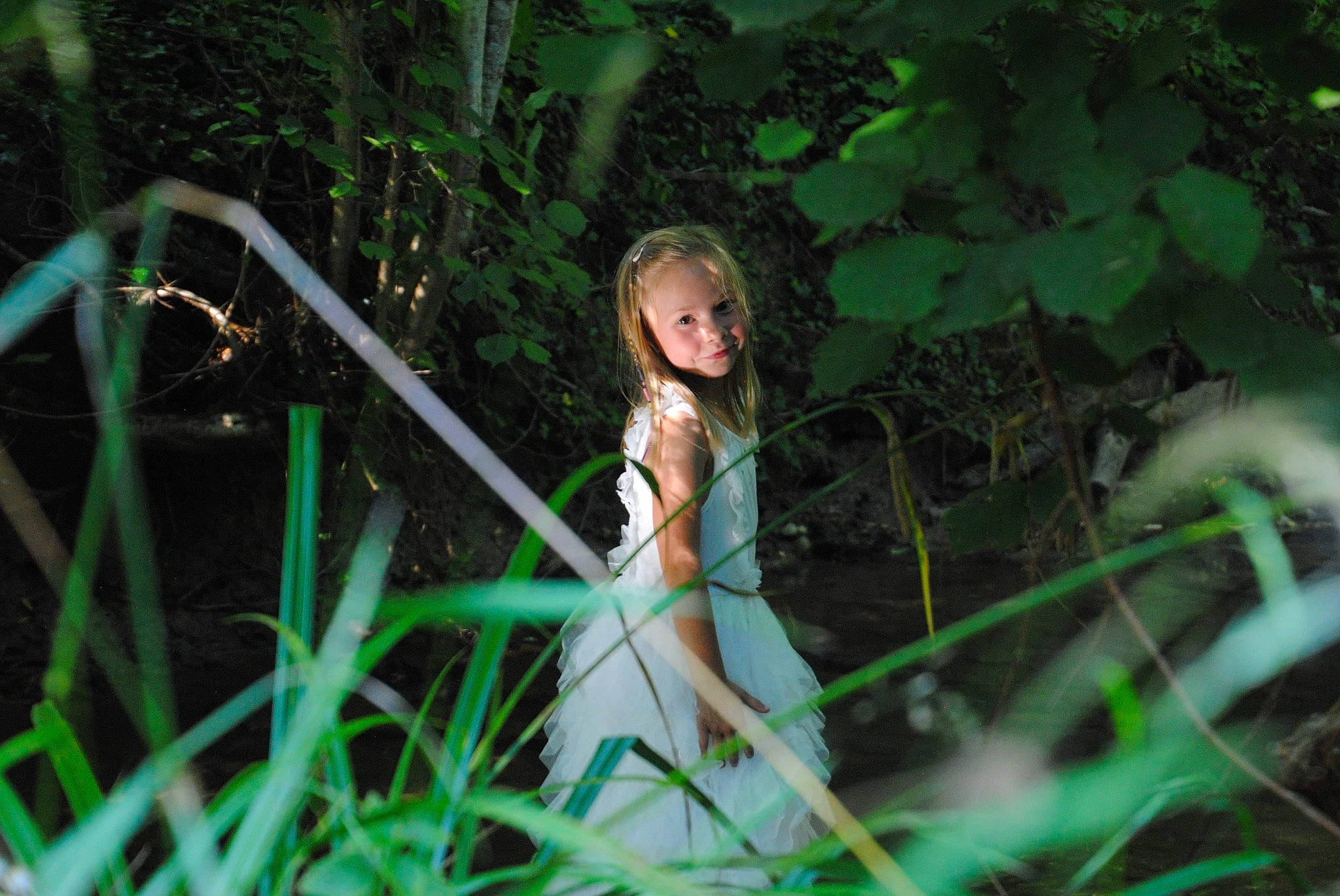 Maï-lann participe au concours pour gagner de l'argent avec cette photo : branch, darkness, doll, fawn, flash_photography, forest, fun, grass, jungle, natural_environment, natural_landscape, people_in_nature, person, plant, plant_stem, terrestrial_plant, toy, tree, trunk, wood