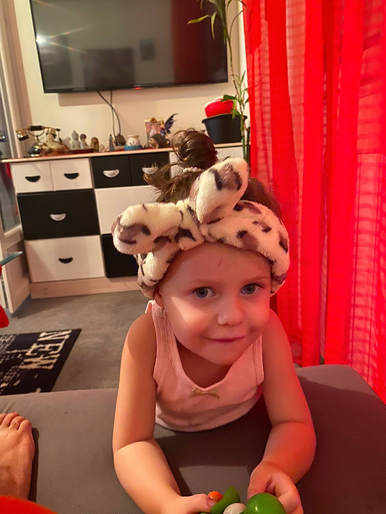 Jade participe au concours pour gagner de l'argent avec cette photo : apple, cabinetry, chest_of_drawers, child, curtain, drawer, event, fashion_accessory, flooring, fruit, fun, hairstyle, happy, headpiece, headwear, joy, leisure, natural_foods, person, room